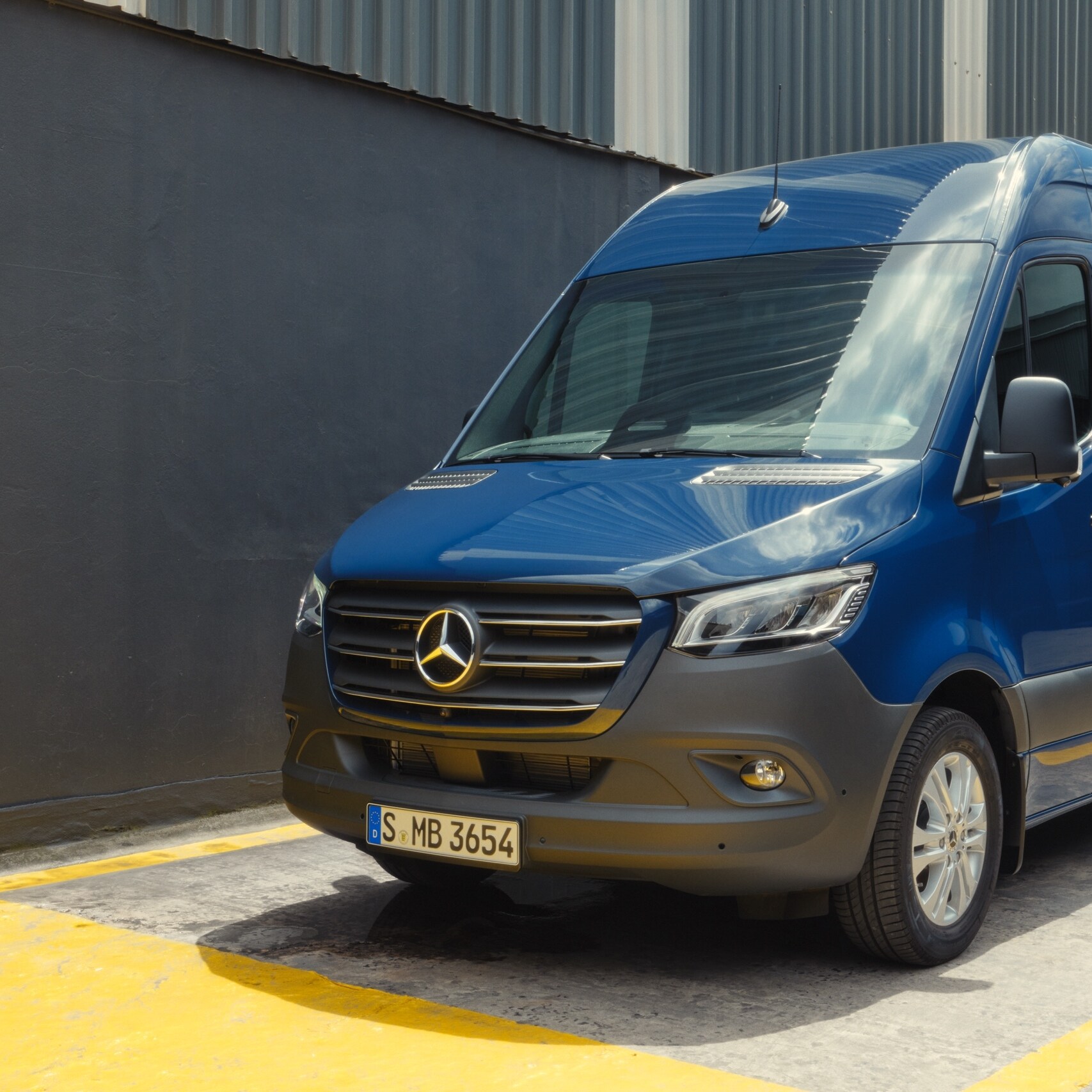 Der Mercedes-Benz Sprinter Kastenwagen in einer Lieferzone.