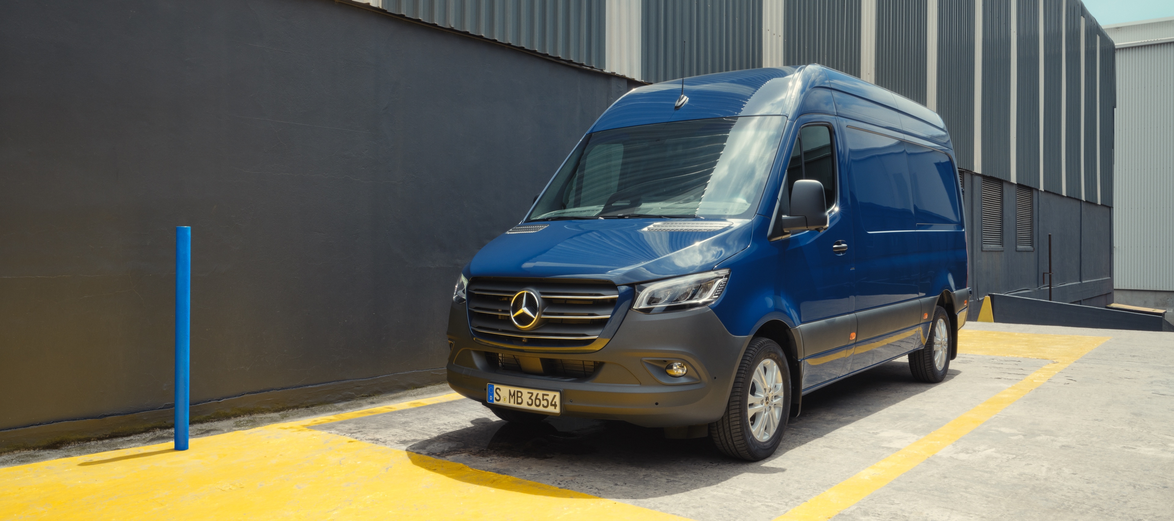 Fahrzeugvergleich | Sprinter Kastenwagen | Mercedes-Benz Der Mercedes-Benz Sprinter Kastenwagen in einer Lieferzone.