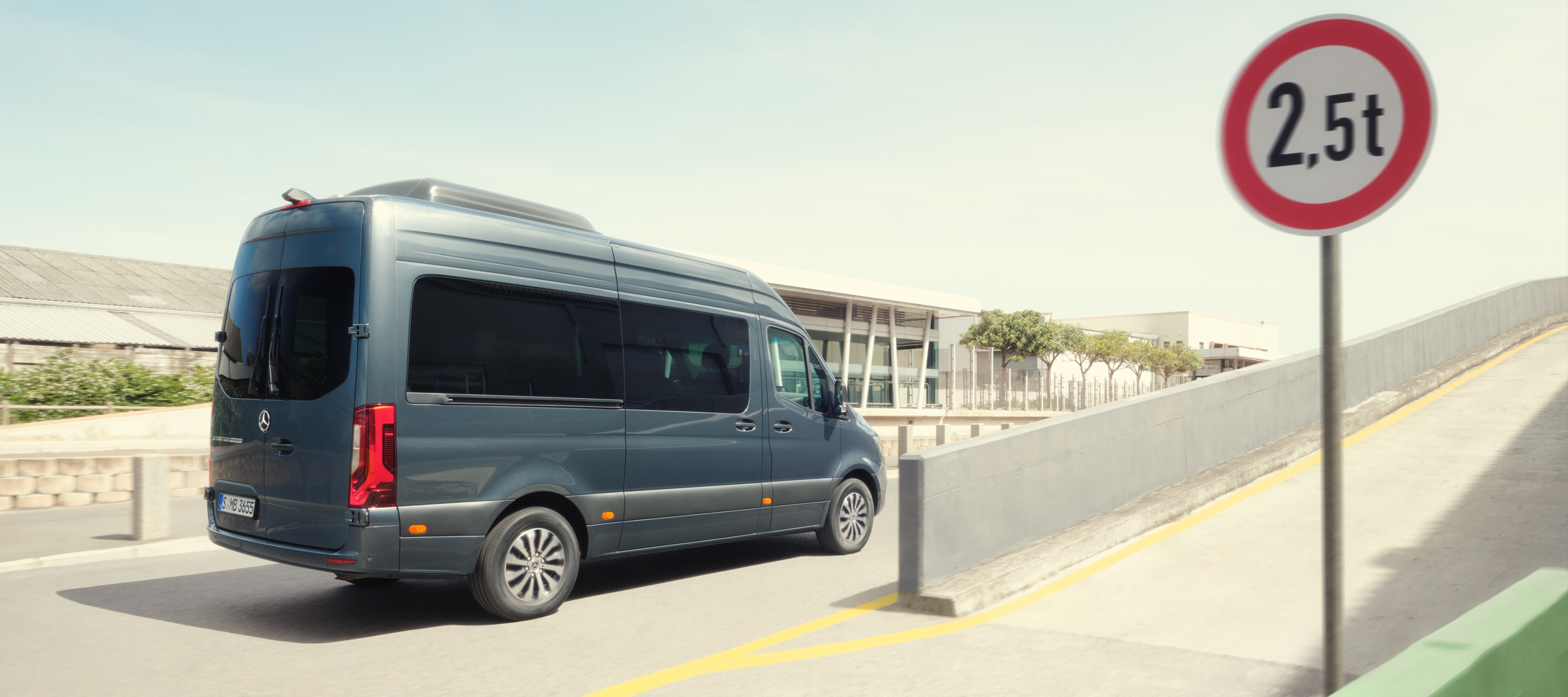 Fahrzeugvergleich | Sprinter Tourer | Mercedes-Benz Der Mercedes-Benz Sprinter Tourer auf der Strasse.