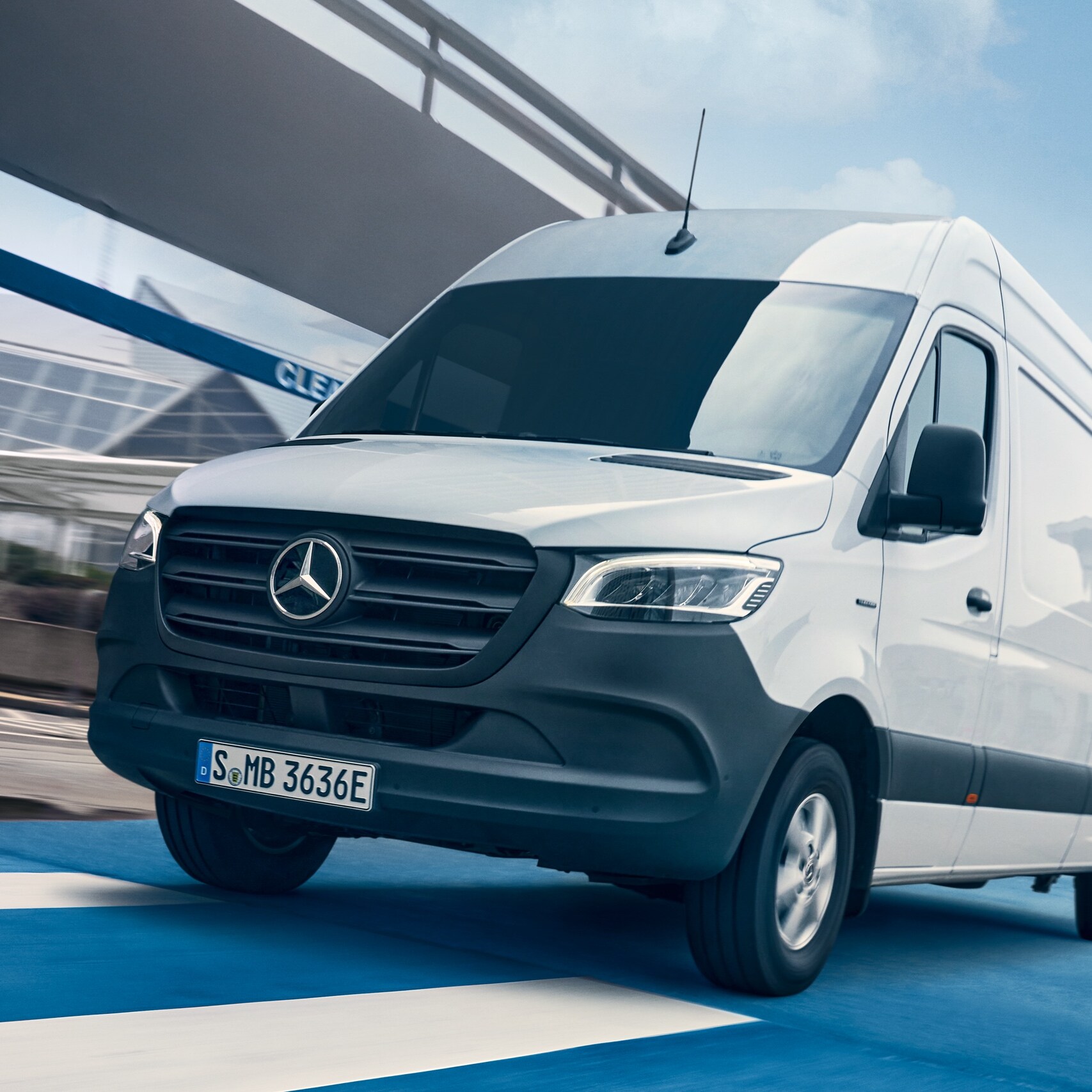 Der Mercedes-Benz eSprinter Kastenwagen in der Stadt.