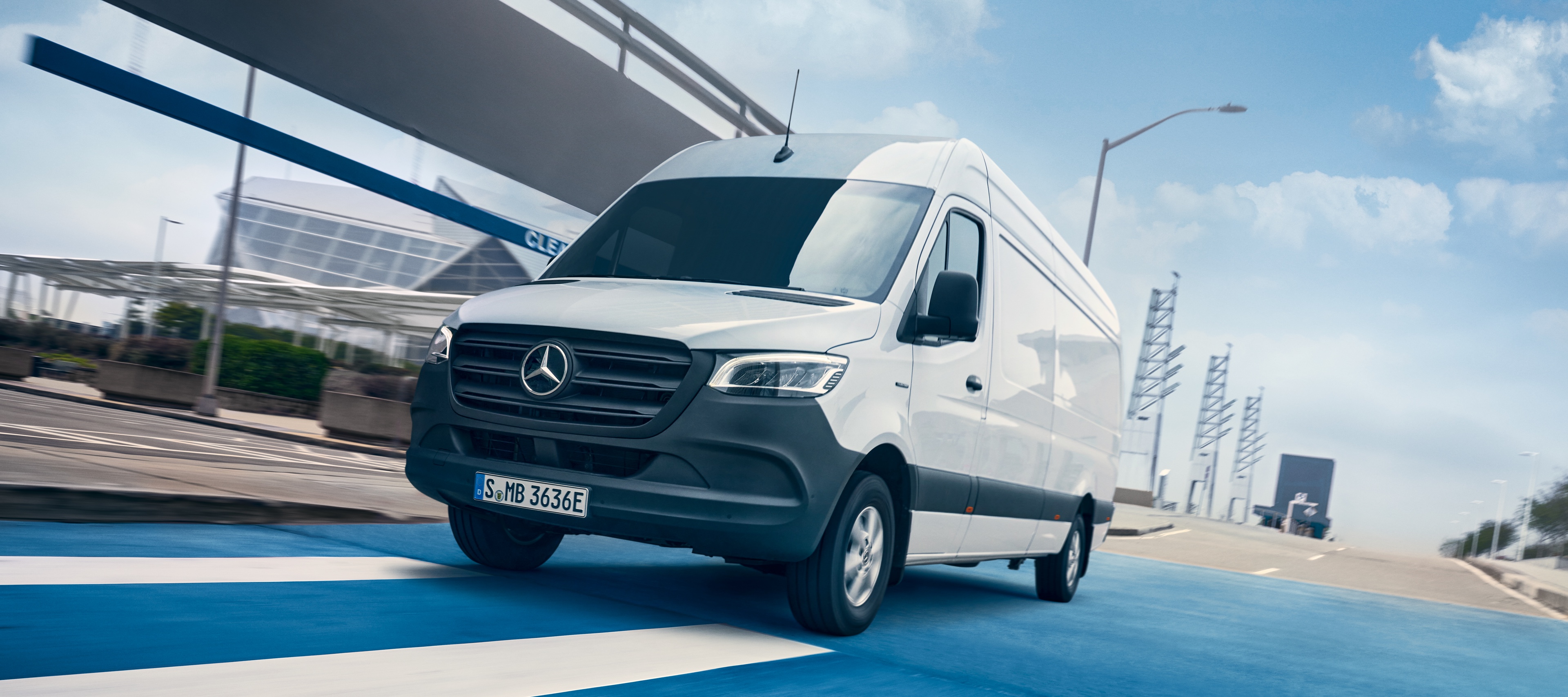 Fahrzeugvergleich | eSprinter Kastenwagen | Mercedes-Benz Der Mercedes-Benz eSprinter Kastenwagen in der Stadt.