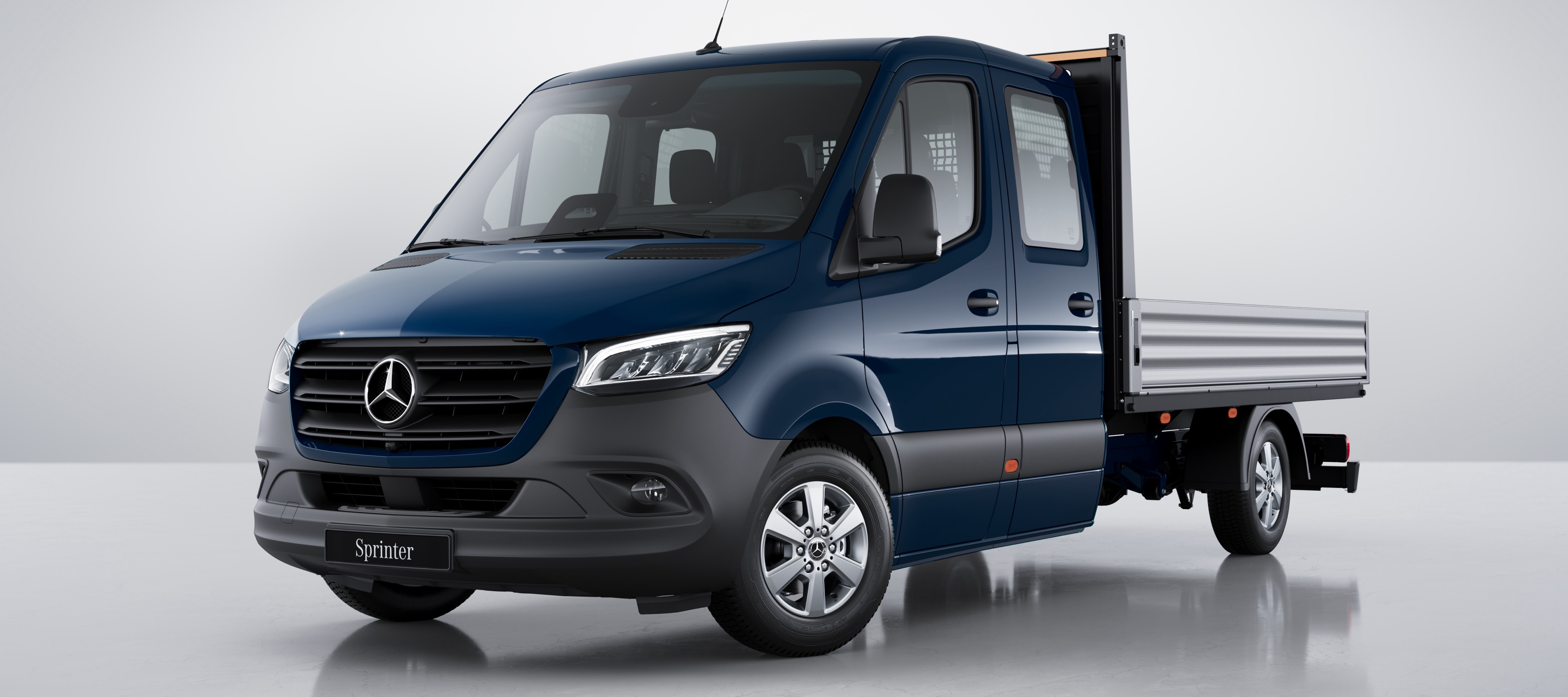 Fahrzeugvergleich | Sprinter Pritschenfahrzeug | Mercedes-Benz Das Mercedes-Benz Sprinter Pritschenfahrzeug in der Frontansicht.