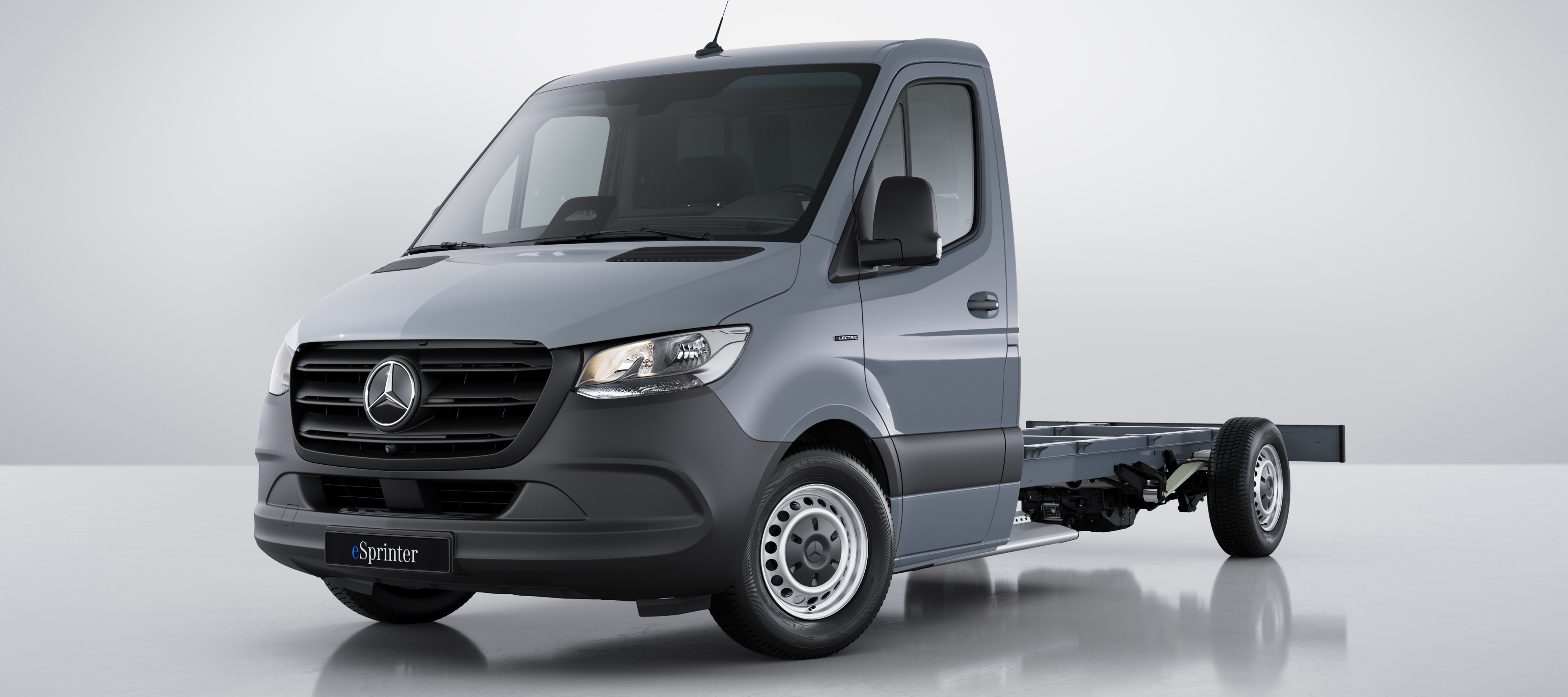 Fahrzeugvergleich | eSprinter Fahrgestell | Mercedes-Benz Das Mercedes-Benz eSprinter Fahrgestell in der Frontansicht.