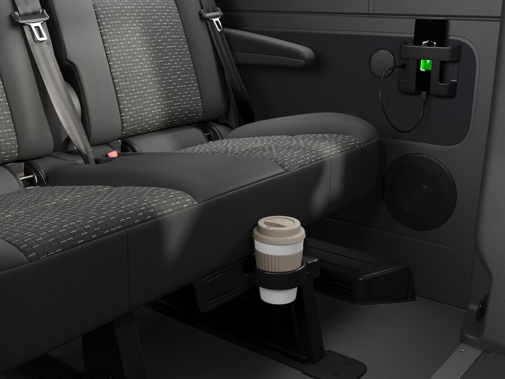 Praktische Ablagefächer und Lademöglichkeiten für Smartphones im Mercedes-Benz Sprinter Tourer.