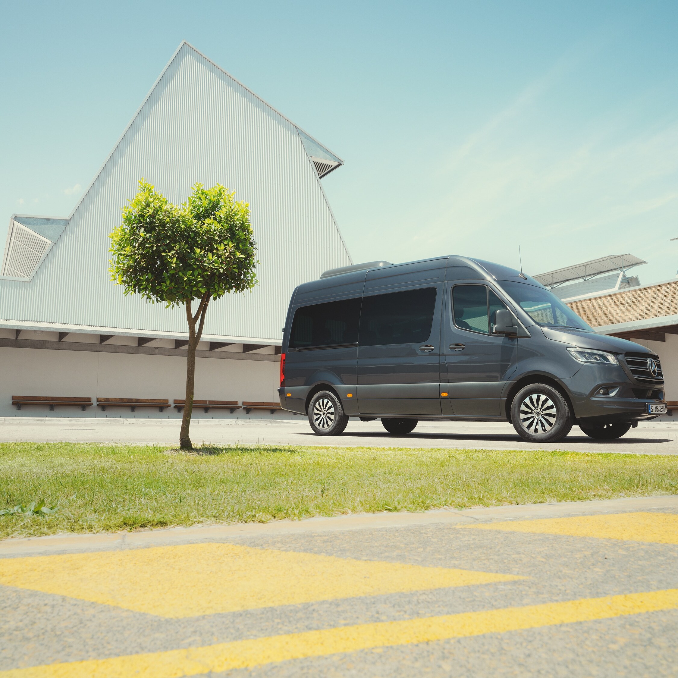 Mercedes‑Benz Sprinter Tourer in städtischer Umgebung – ein Beispiel für gehobenen Personentransport
