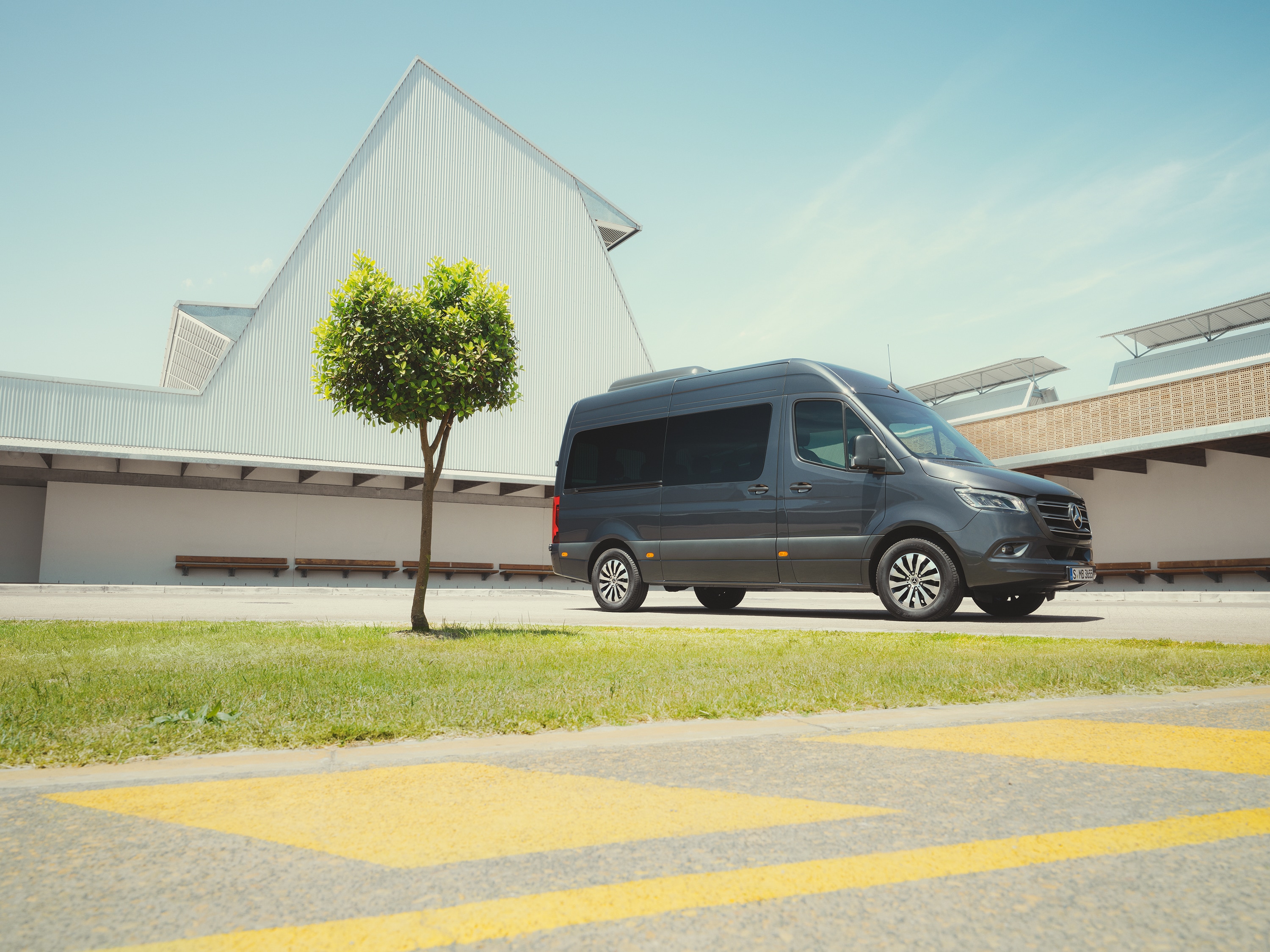 Sprinter Tourer | Alle Sprinter-Modelle | Mercedes-Benz Transporter Mercedes‑Benz Sprinter Tourer in städtischer Umgebung – ein Beispiel für gehobenen Personentransport
