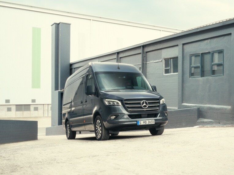 Ein Mercedes-Benz Sprinter Tourer fährt auf ein Industriegelände.