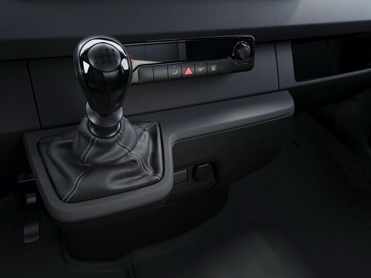 Der Schalthebel für das 6-Gang-Schaltgetriebe im Mercedes-Benz Sprinter Tourer.