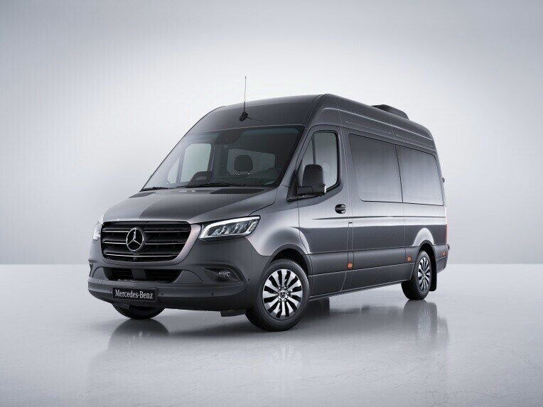 Der Mercedes-Benz Sprinter Tourer mit Schlechtwegausführung verstärkt.