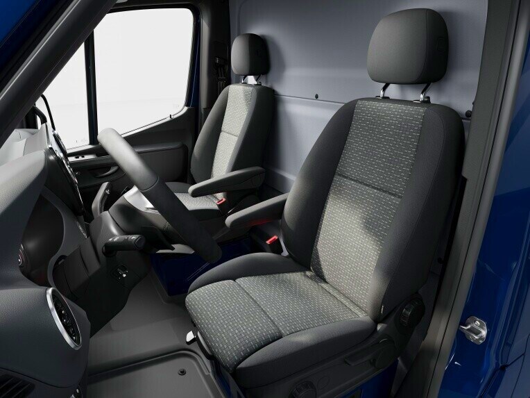 Der Komfort-Fahrersitz und -Beifahrersitz im Mercedes-Benz Sprinter Tourer.