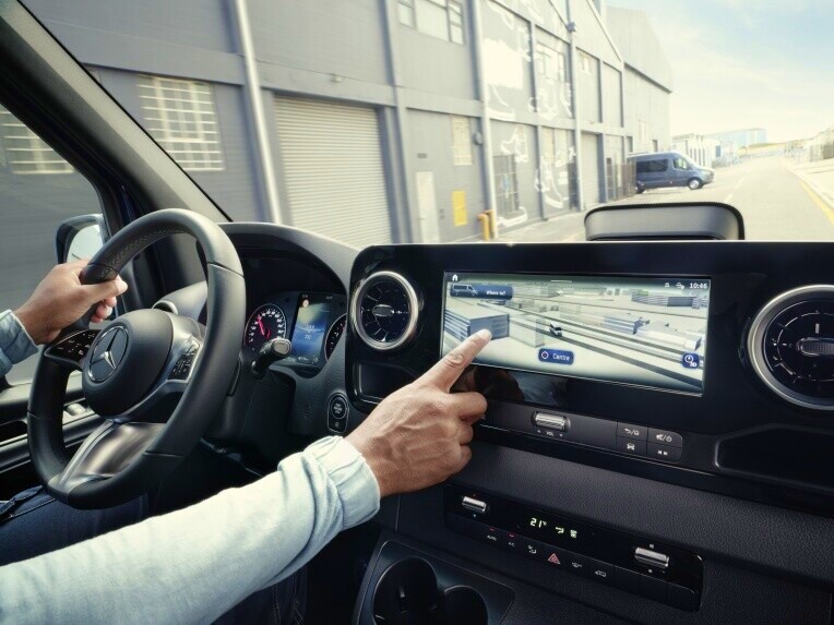 Personenbeförderung | Mercedes-Benz Das MBUX Multimediasystem für die Mercedes-Benz Transporter.