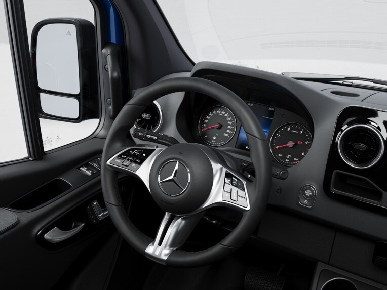 Das Multifunktionslenkrad mit Touch-Bedienfeldern für den TEMPOMAT im Mercedes-Benz Sprinter Tourer.