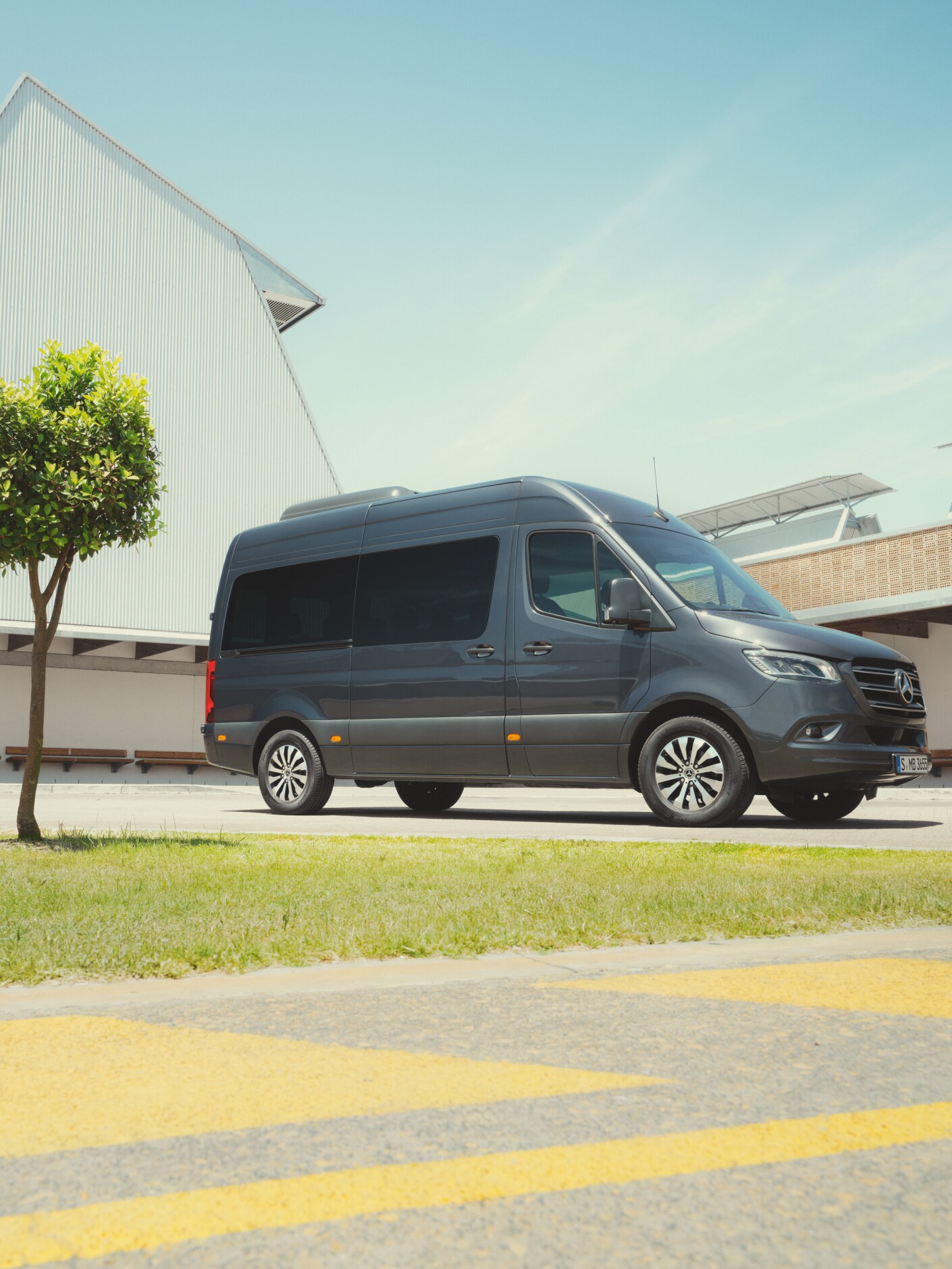 Der Mercedes-Benz Sprinter Tourer auf einem Parkplatz.