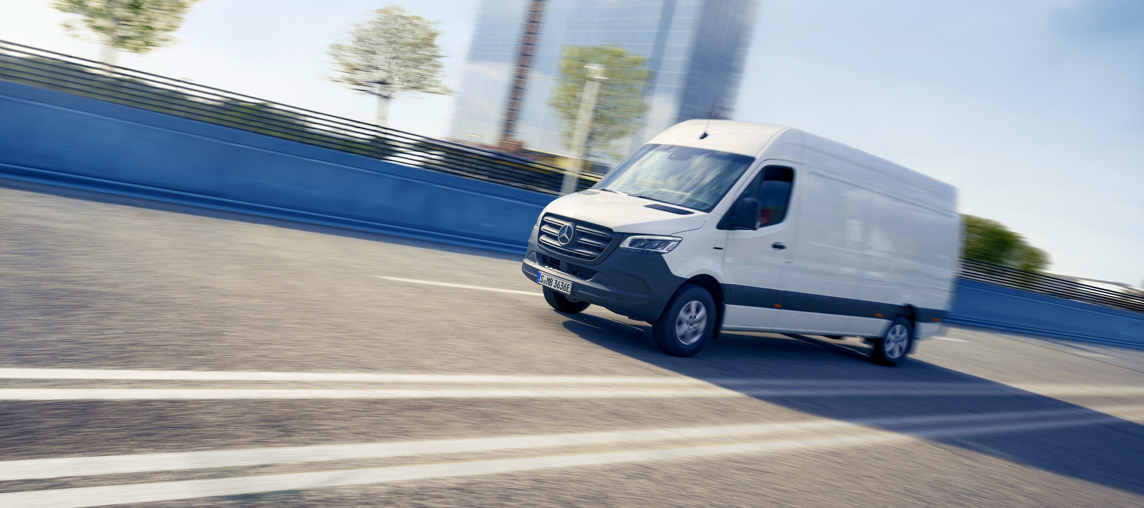 Fahrzeugvergleich | eSprinter Kastenwagen | Mercedes-Benz Der Mercedes-Benz eSprinter Kastenwagen in der Innenstadt.