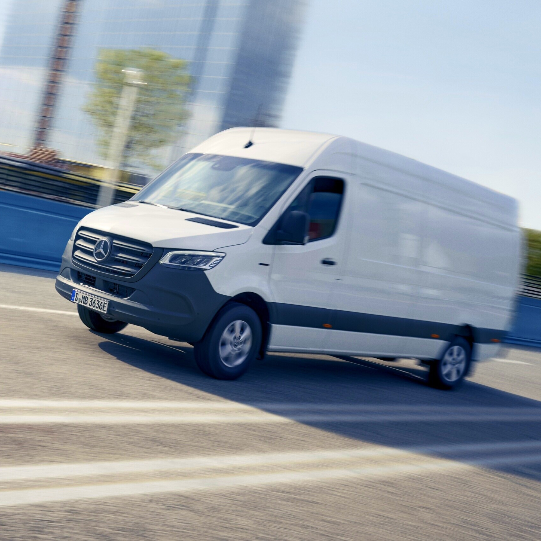Elektromobilität | eSprinter Kastenwagen | Mercedes-Benz Der Mercedes-Benz eSprinter Kastenwagen in der Innenstadt.