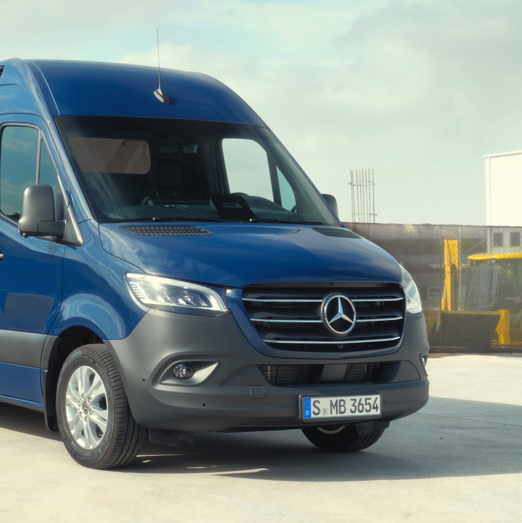 Der Mercedes-Benz Sprinter Kastenwagen vor Baustoffen.