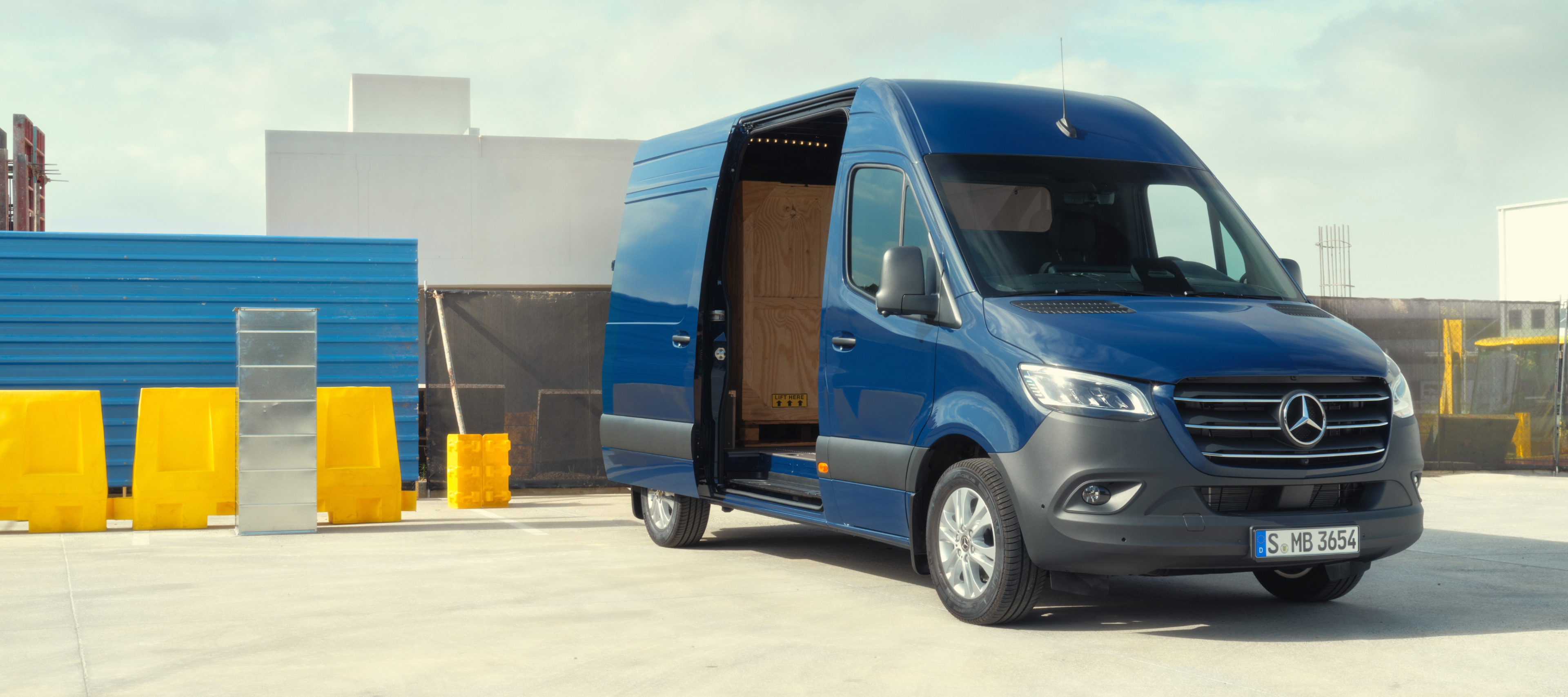 Fahrzeugvergleich | Sprinter Kastenwagen | Mercedes-Benz Der Mercedes-Benz Sprinter Kastenwagen vor Baustoffen.