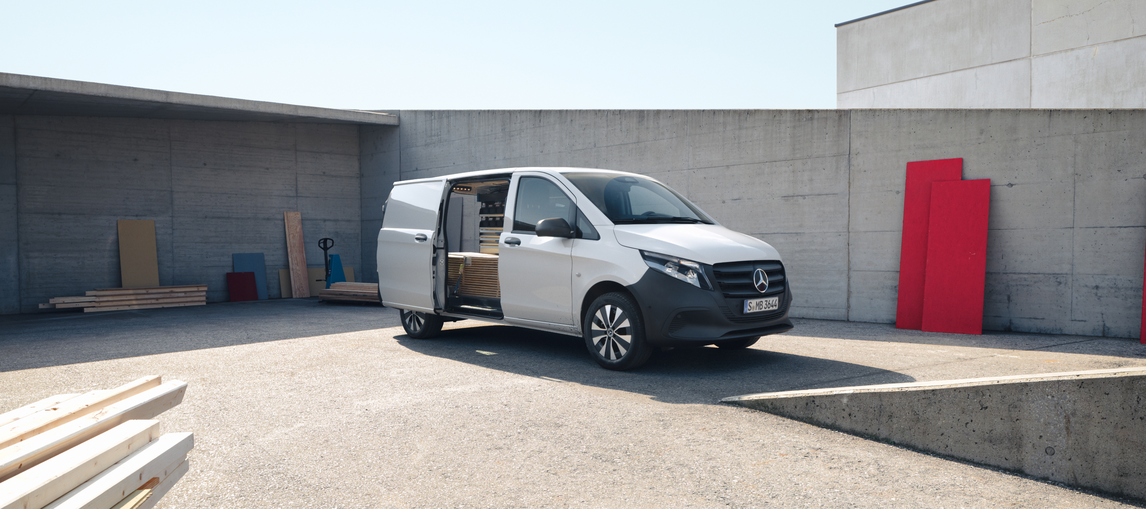Fahrzeugvergleich | Vito Kastenwagen | Mercedes-Benz Der Mercedes-Benz Vito Kastenwagen auf einer Baustelle.