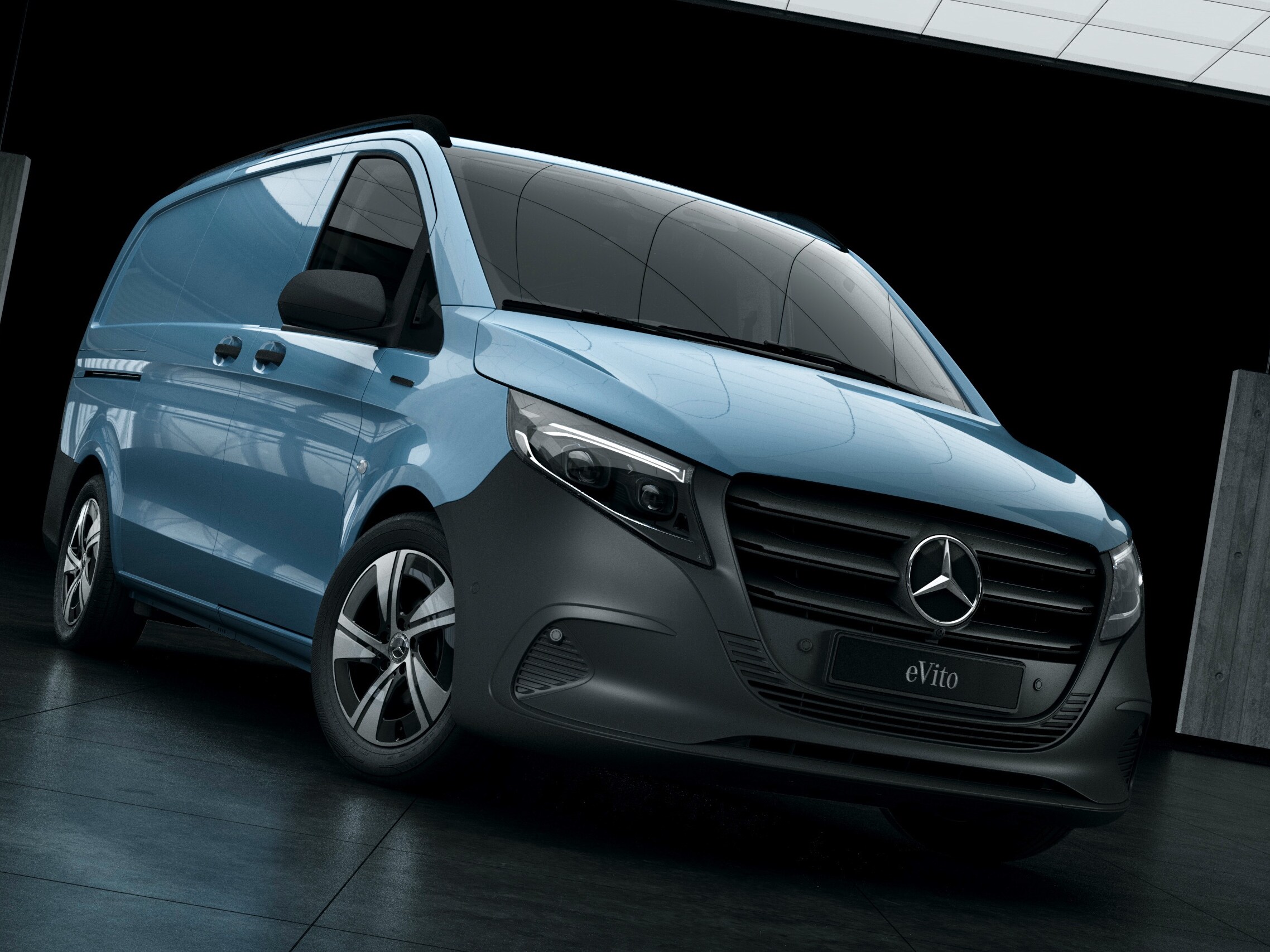 Der Mercedes-Benz eVito Kastenwagen steht in einer Lagerhalle umgeben von Betonpfeilern.