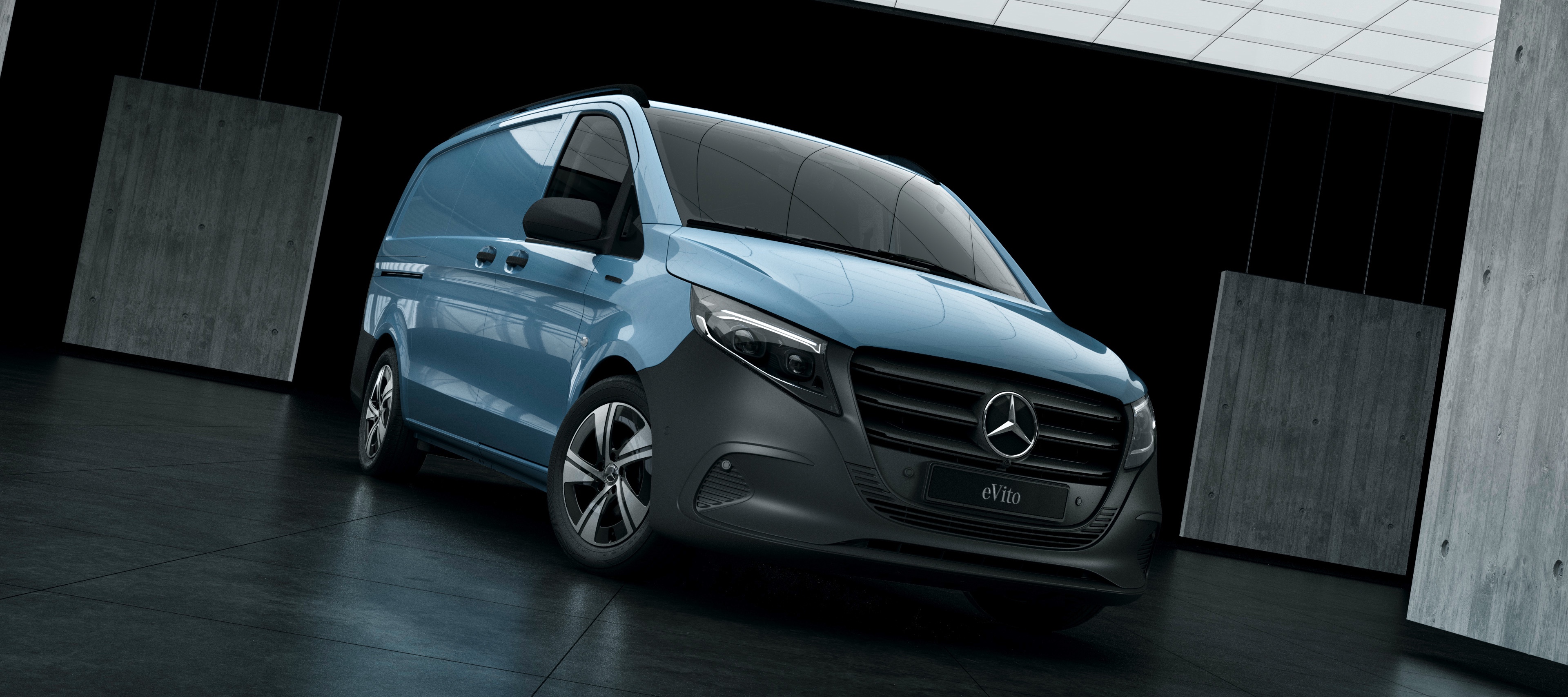 eVito Kastenwagen | Mercedes-Benz Transporter Der Mercedes-Benz eVito Kastenwagen steht in einer Lagerhalle umgeben von Betonwänden.