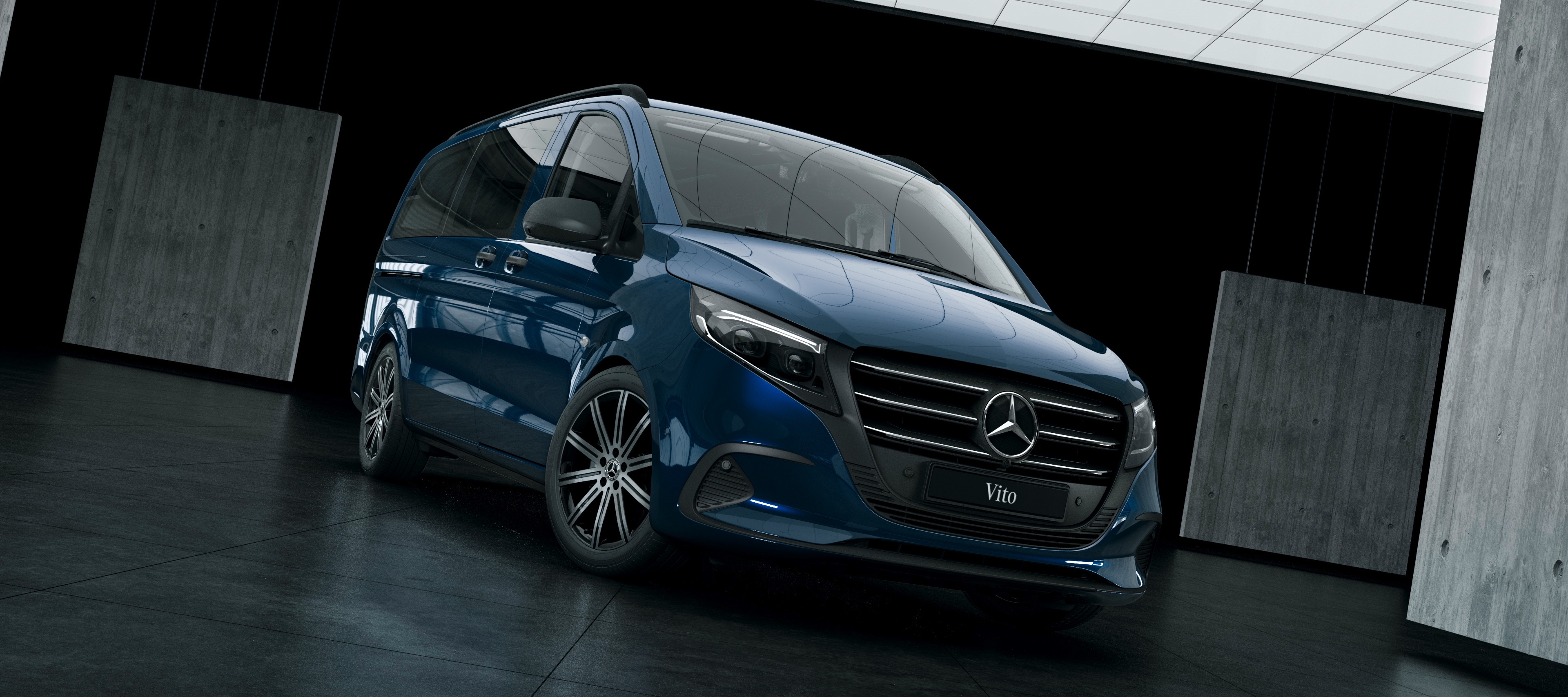 Vito Tourer | Mercedes-Benz Transporter Der Mercedes-Benz Vito Tourer steht in einer Lagerhalle umgeben von Betonwänden.