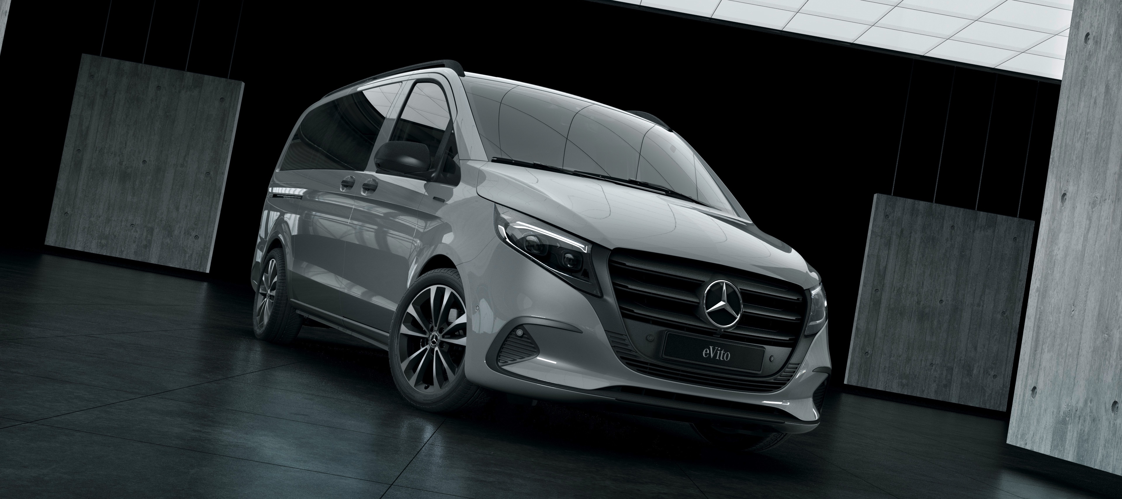 eVito Tourer | Mercedes-Benz Transporter Der Mercedes-Benz eVito Tourer steht in einer Lagerhalle umgeben von Betonwänden