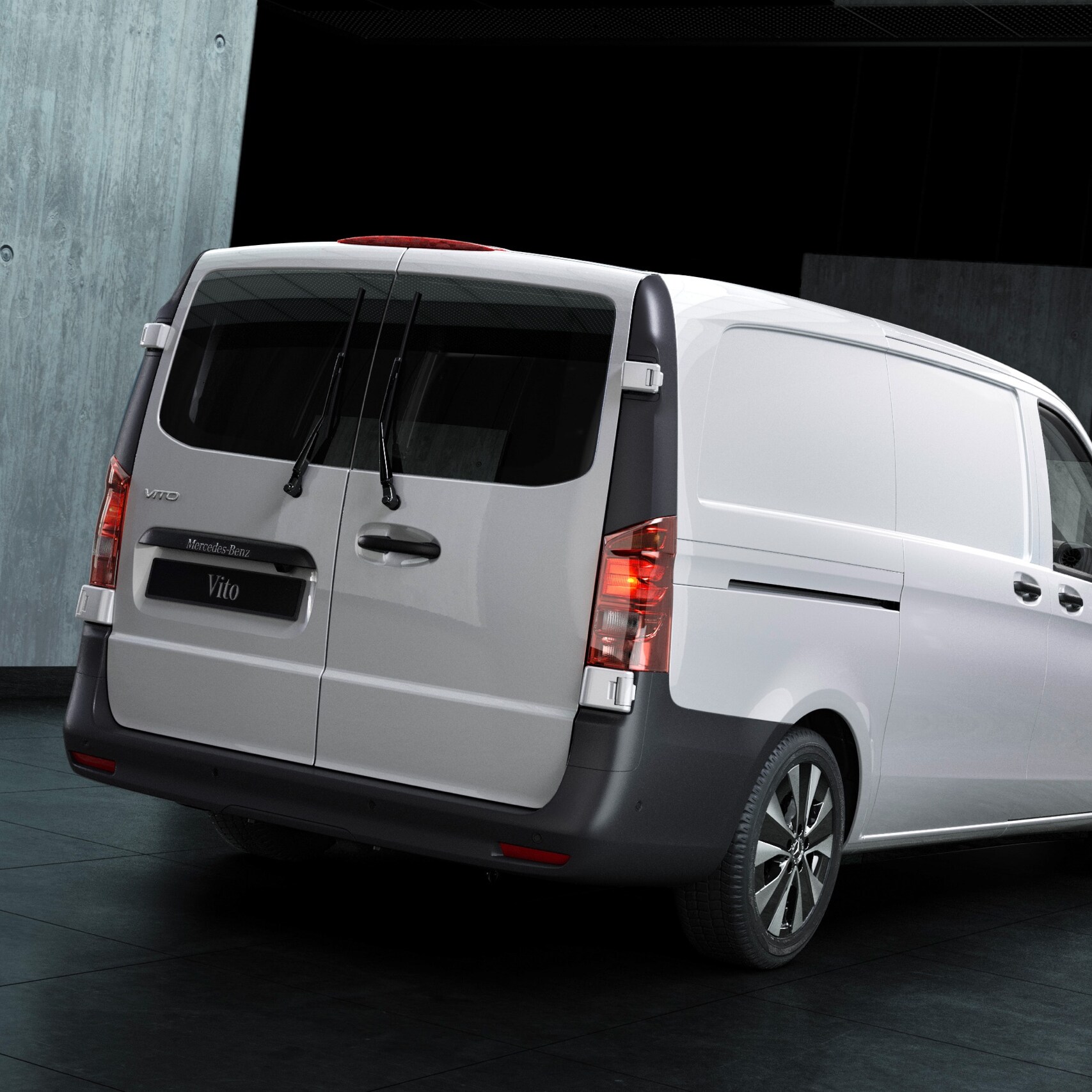 Der Mercedes-Benz Vito Kastenwagen steht in einer Lagerhalle umgeben von Betonwänden.