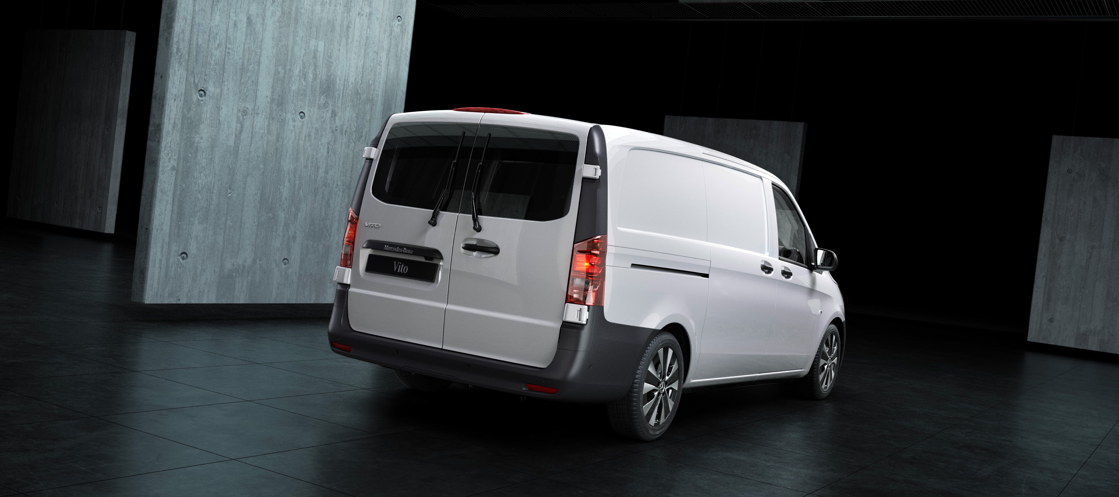 Vito Kastenwagen | Mercedes-Benz Transporter Der Mercedes-Benz Vito Kastenwagen steht in einer Lagerhalle umgeben von Betonwänden.