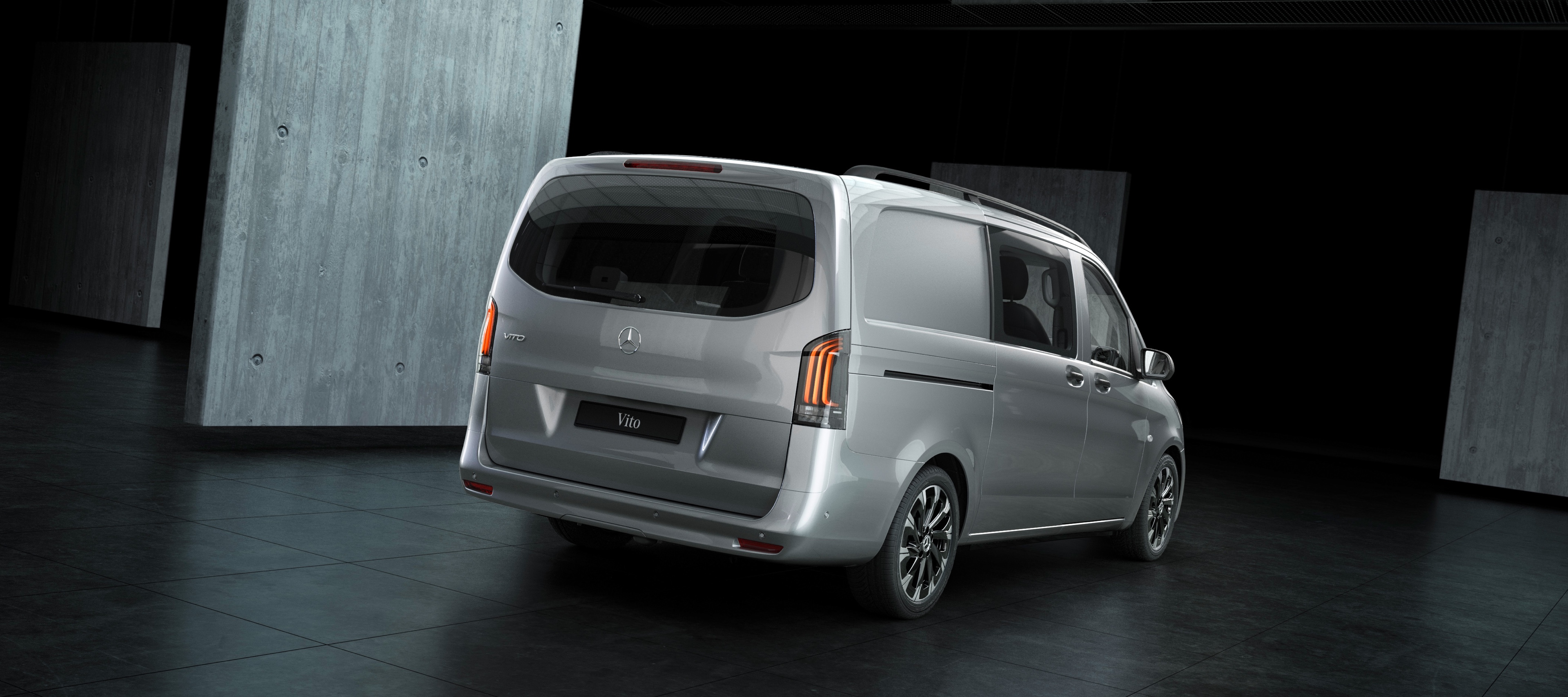 Vito BusinessVan | Mercedes-Benz Transporter Der Mercedes-Benz Vito BusinessVan steht in einer Lagerhalle umgeben von Betonwänden.