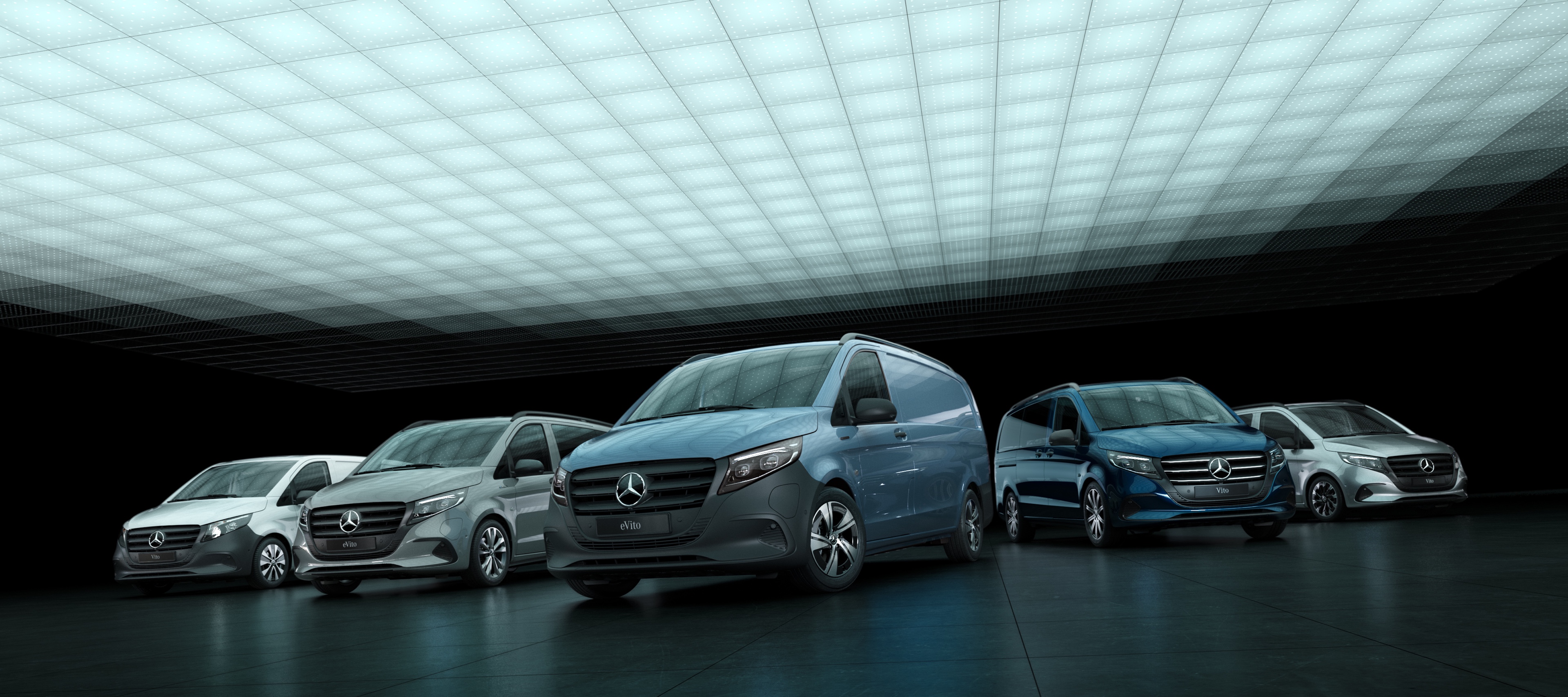 Vito | Mercedes-Benz Transporter Der Mercedes-Benz eVito Kastenwagen, Vito Kastenwagen, Vito BusinessVan, eVito Tourer und Vito Tourer stehen nebeneinander in einer Lagerhalle.