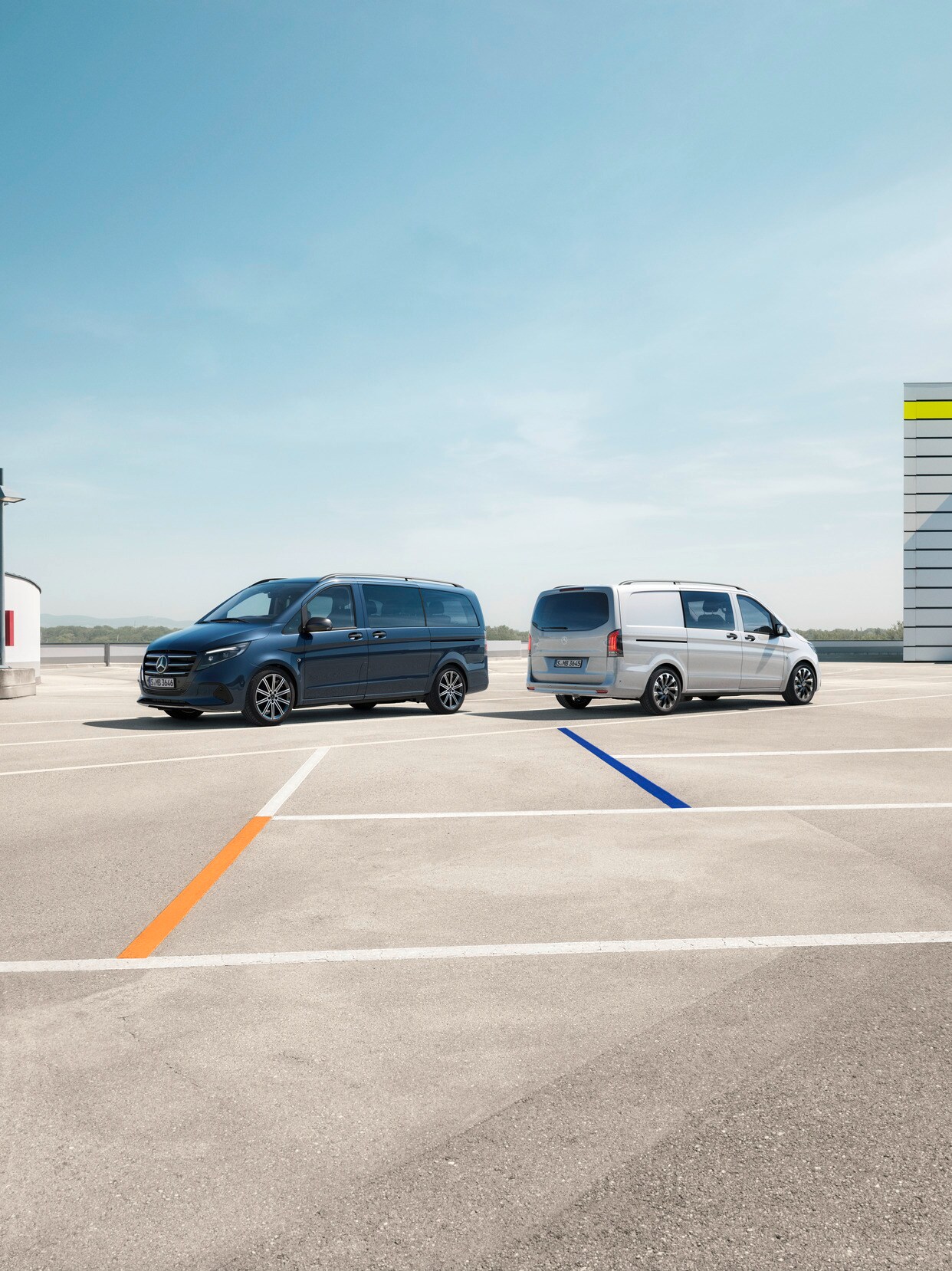 Der Vito Tourer und Vito BusinessVan stehen auf einem Parkplatz.