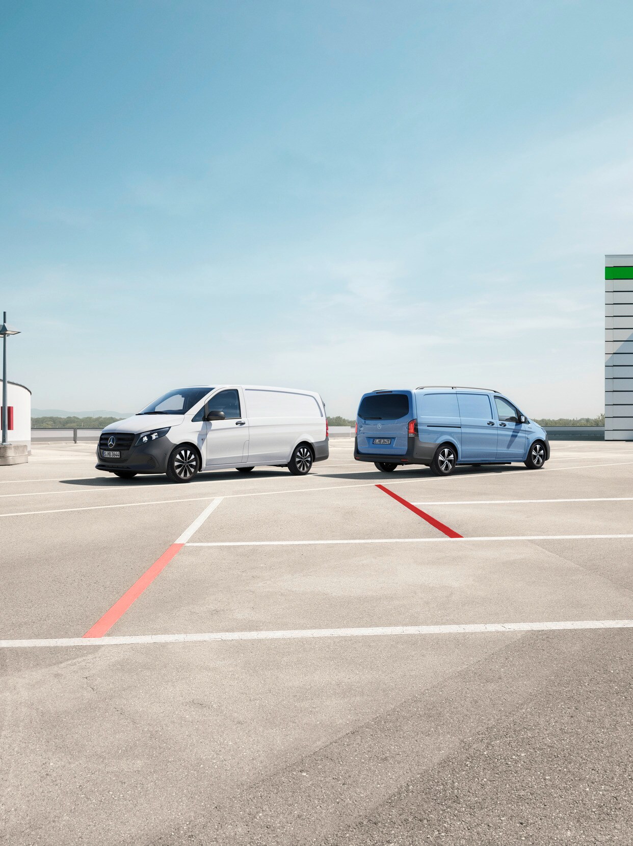 Der Vito Kastenwagen und der eVito Kastenwagen stehen auf einem Parkplatz.