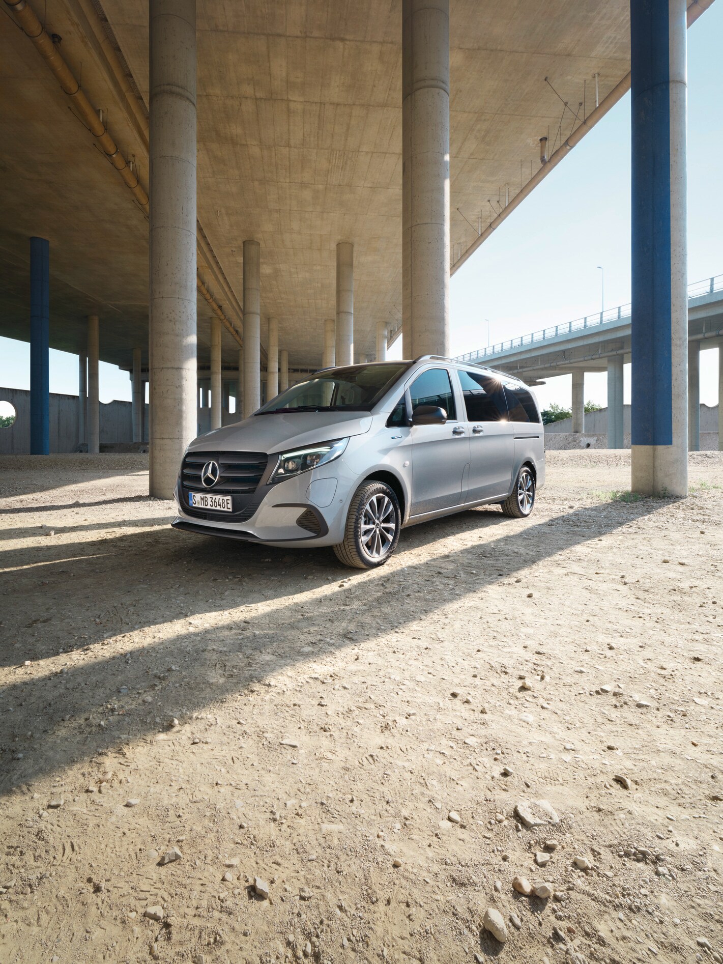 Der eVito Tourer steht unter einer Brücke.
