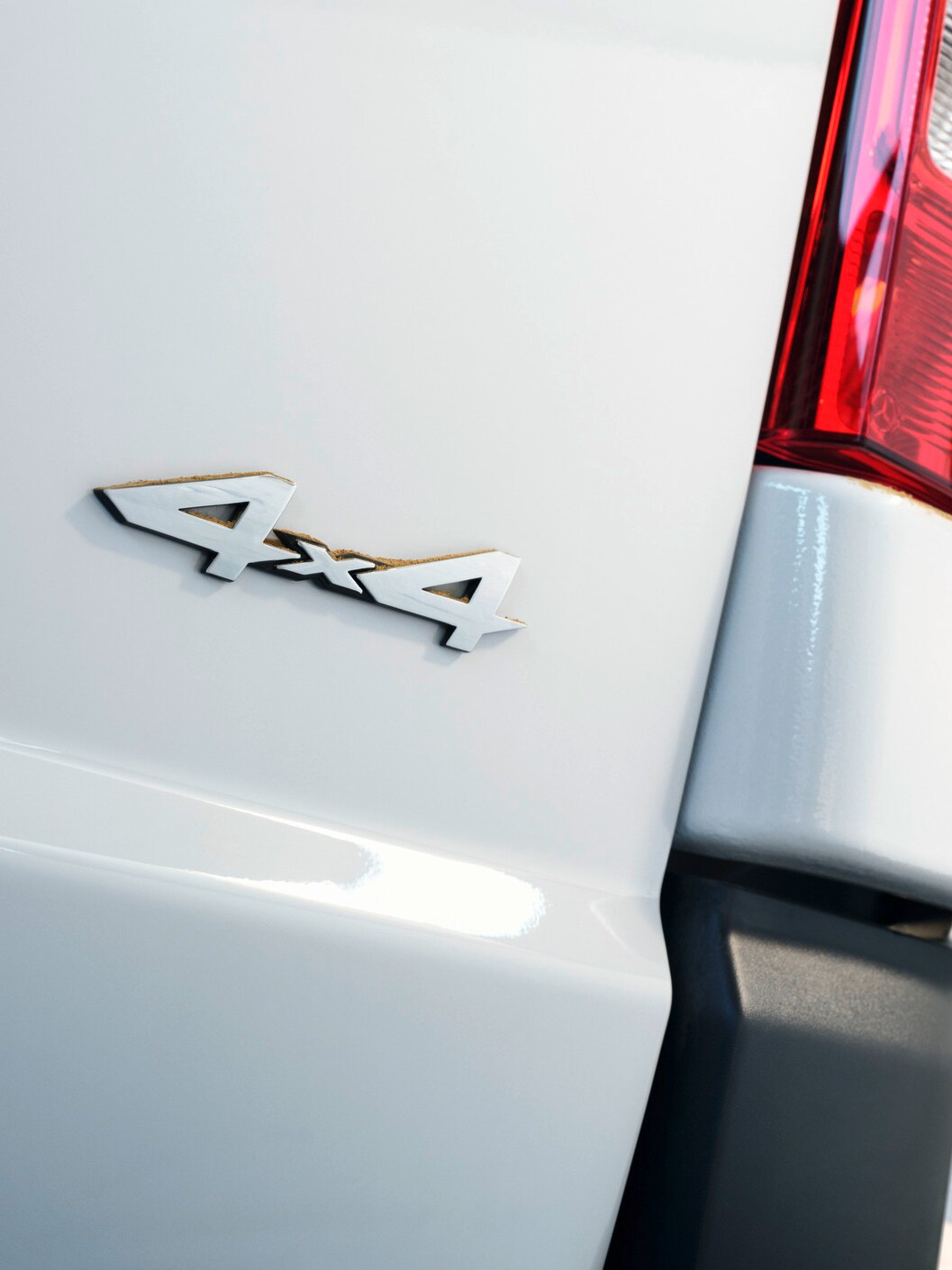 Das Heck des Vito Kastenwagens mit 4x4-Plakette.