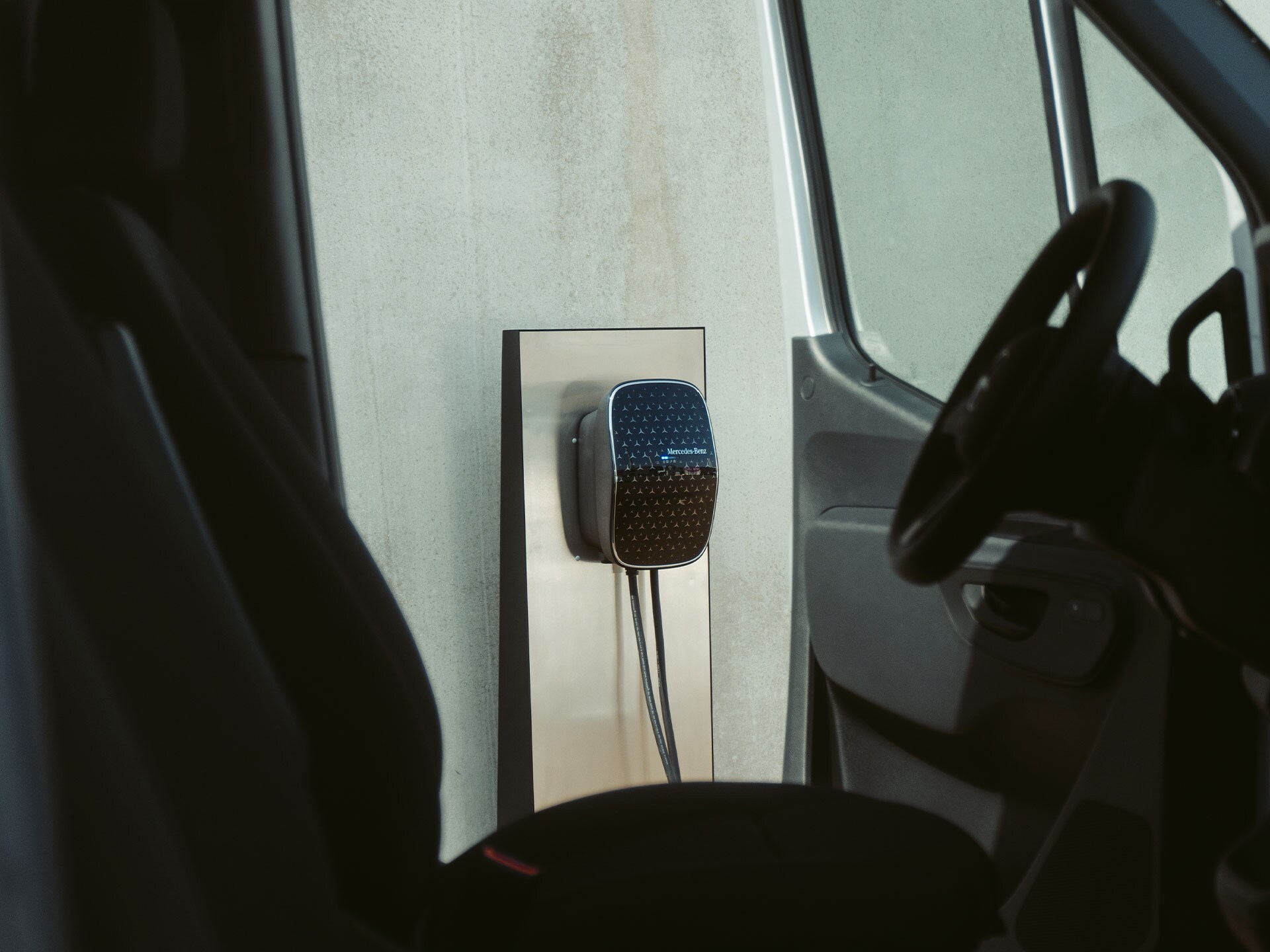 Ein Mercedes-Benz Elektro-Transporter lädt an einer Mercedes-Benz Wallbox.