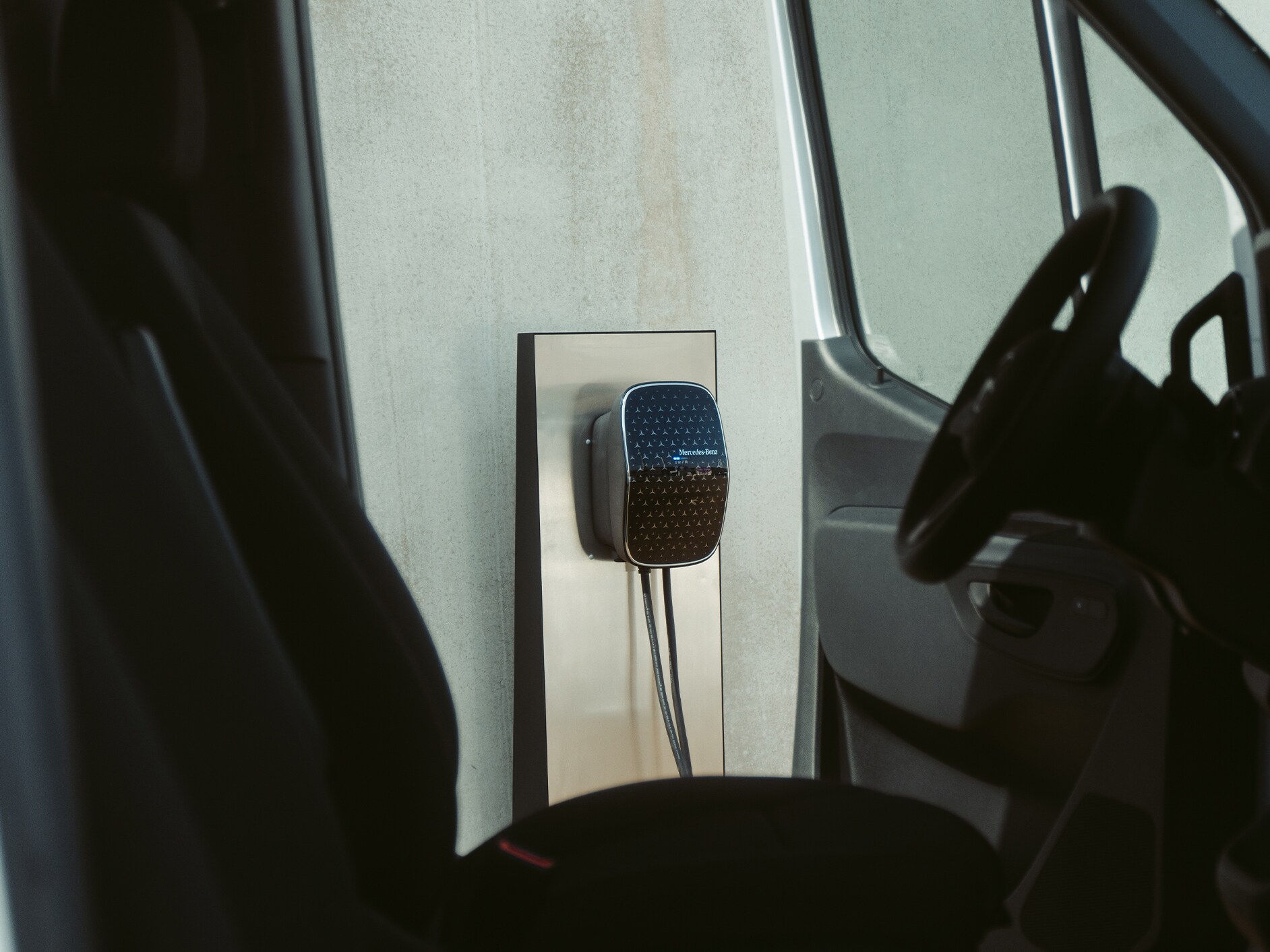 Ein Mercedes-Benz Elektro-Transporter lädt an einer Mercedes-Benz Wallbox.