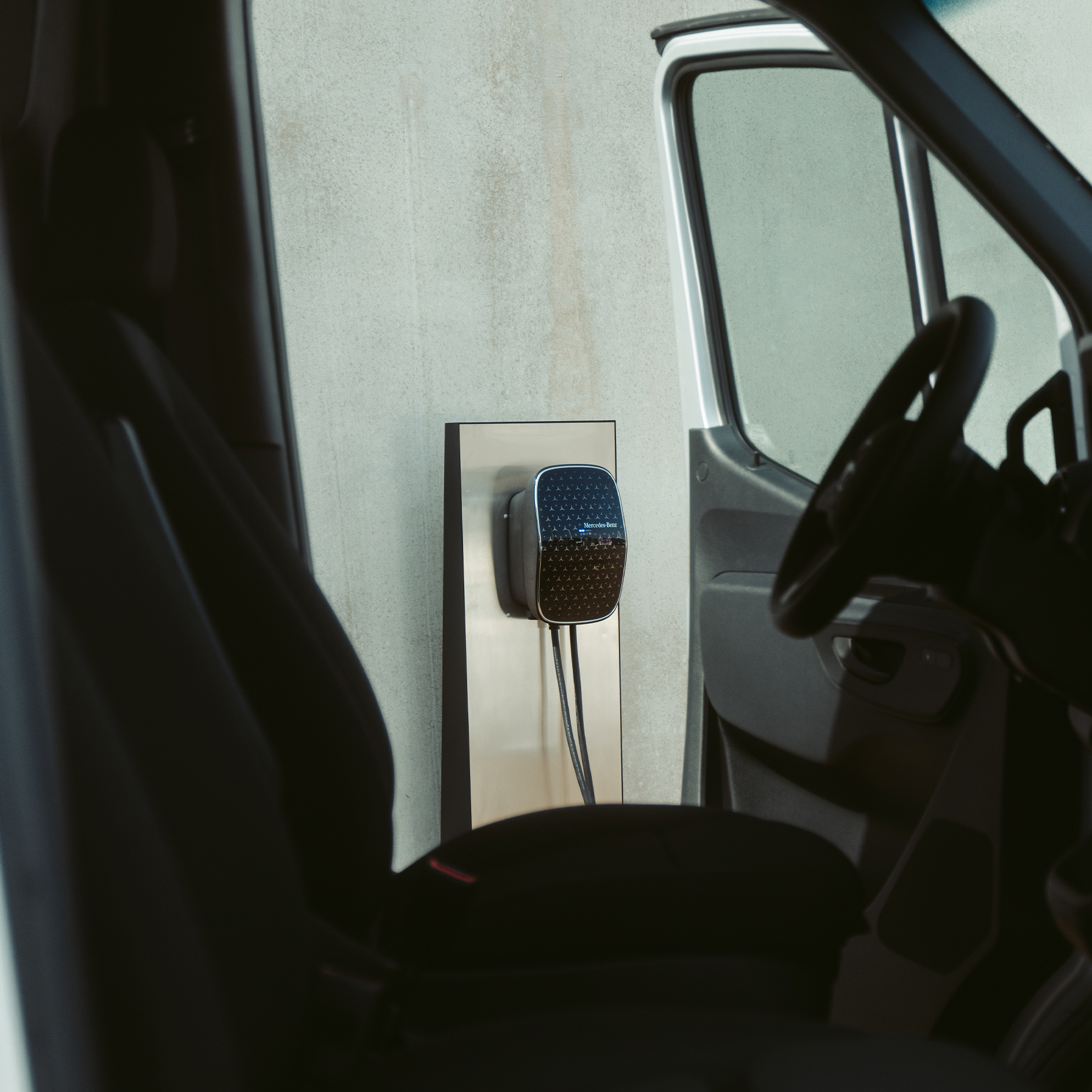 Laden zu Hause | Aufladen | Mercedes-Benz Vans Ein Mercedes-Benz Elektro-Transporter lädt an einer Mercedes-Benz Wallbox.