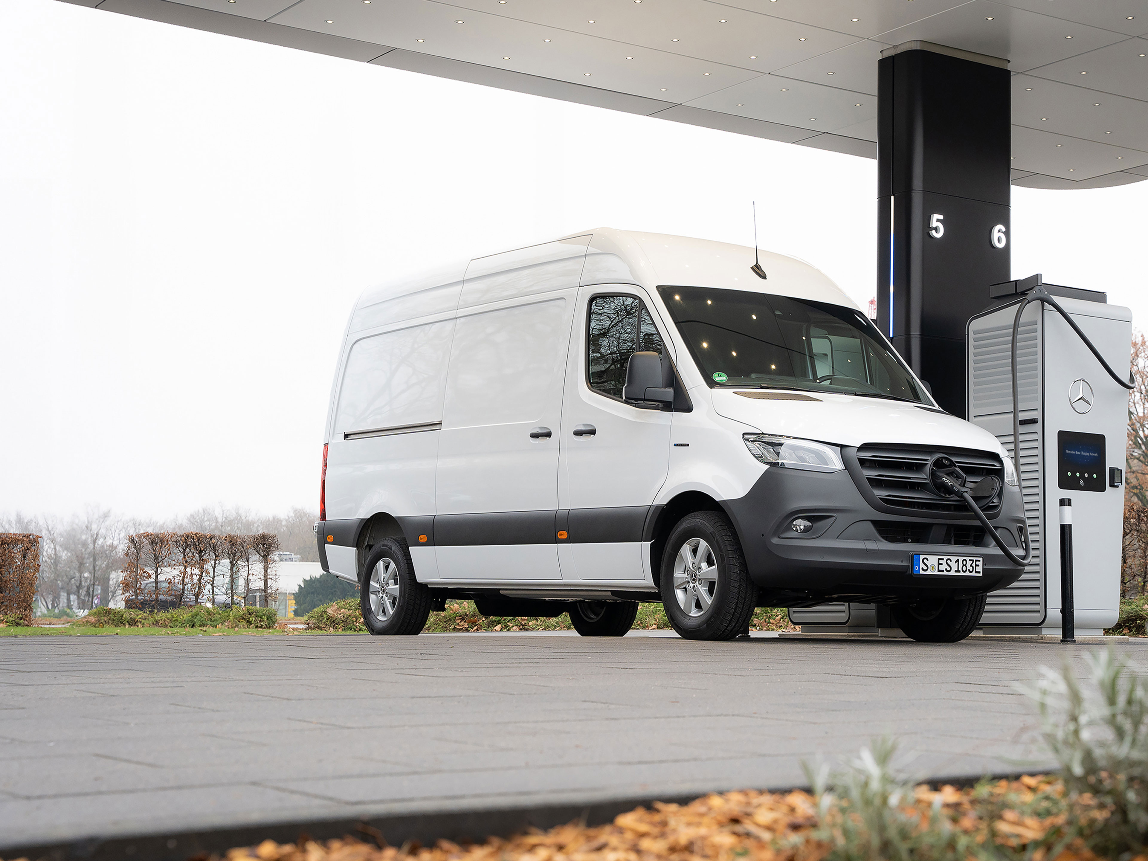 Mercedes-Benz Charging Network | Laden unterwegs | Mercedes-Benz Vans Ein Mercedes-Benz Transporter vor einer Ladestation beim Aufladen.