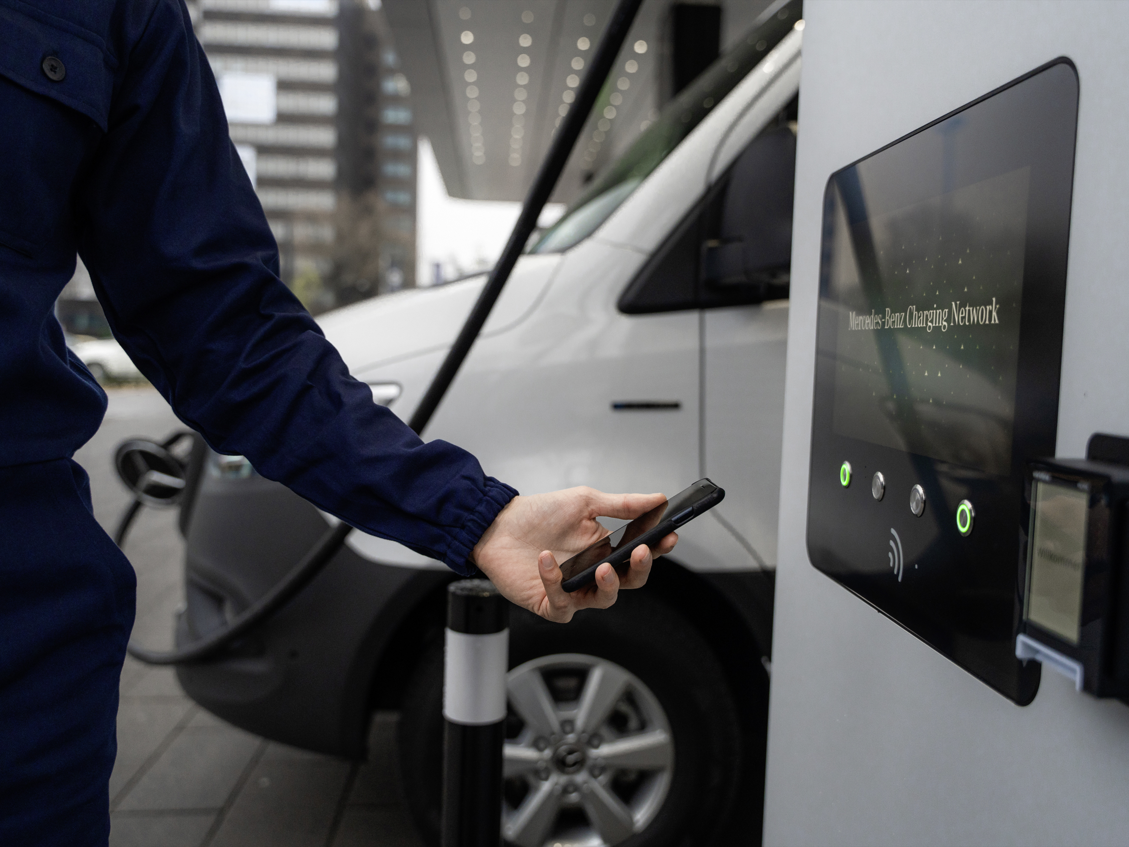 Mercedes-Benz App | Laden unterwegs | Mercedes-Benz Vans Die Mercedes-Benz App für Mercedes-Benz Transporter.