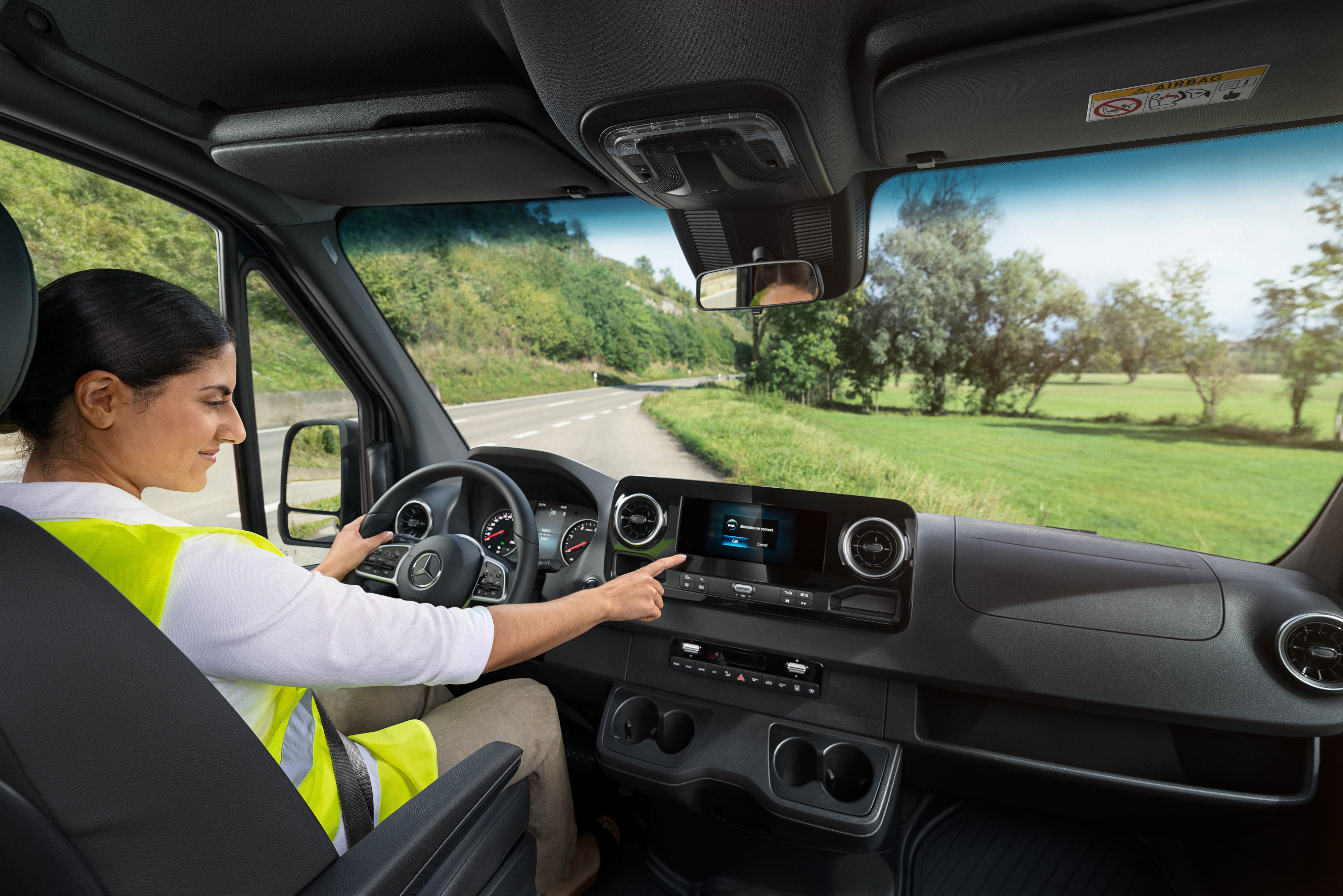 Mercedes-Benz | Komfort | MobiloVan Die Fahrerin prüft das Onboard-Display in ihrem Mercedes-Benz Transporter.