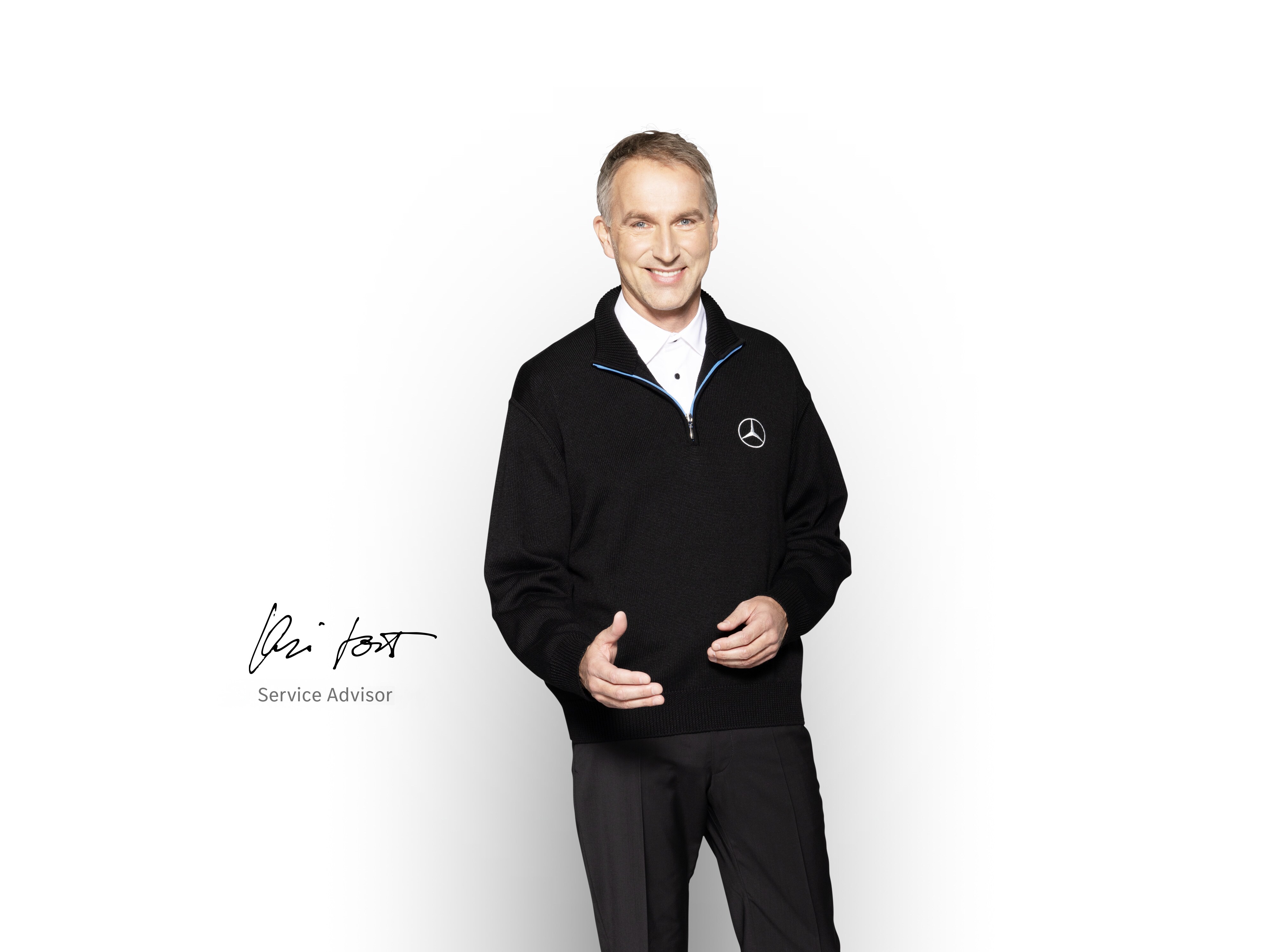 Ein Serviceberater im weißen Hemd mit einem Tablet in der Hand, der über den Mobilitätsservice informiert.