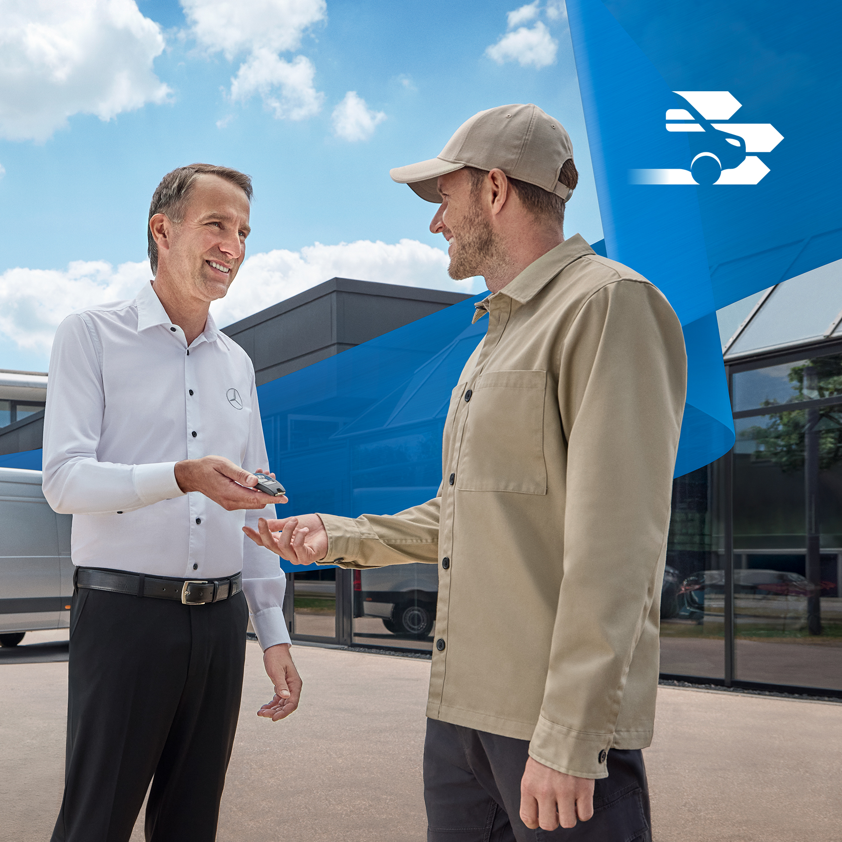 Mercedes-Benz | Komfort Zwei Männer im Gespräch über den Mercedes-Benz Mobilitätsservice – einfache Übergabe und flexible Mobilitätslösungen für Kunden.