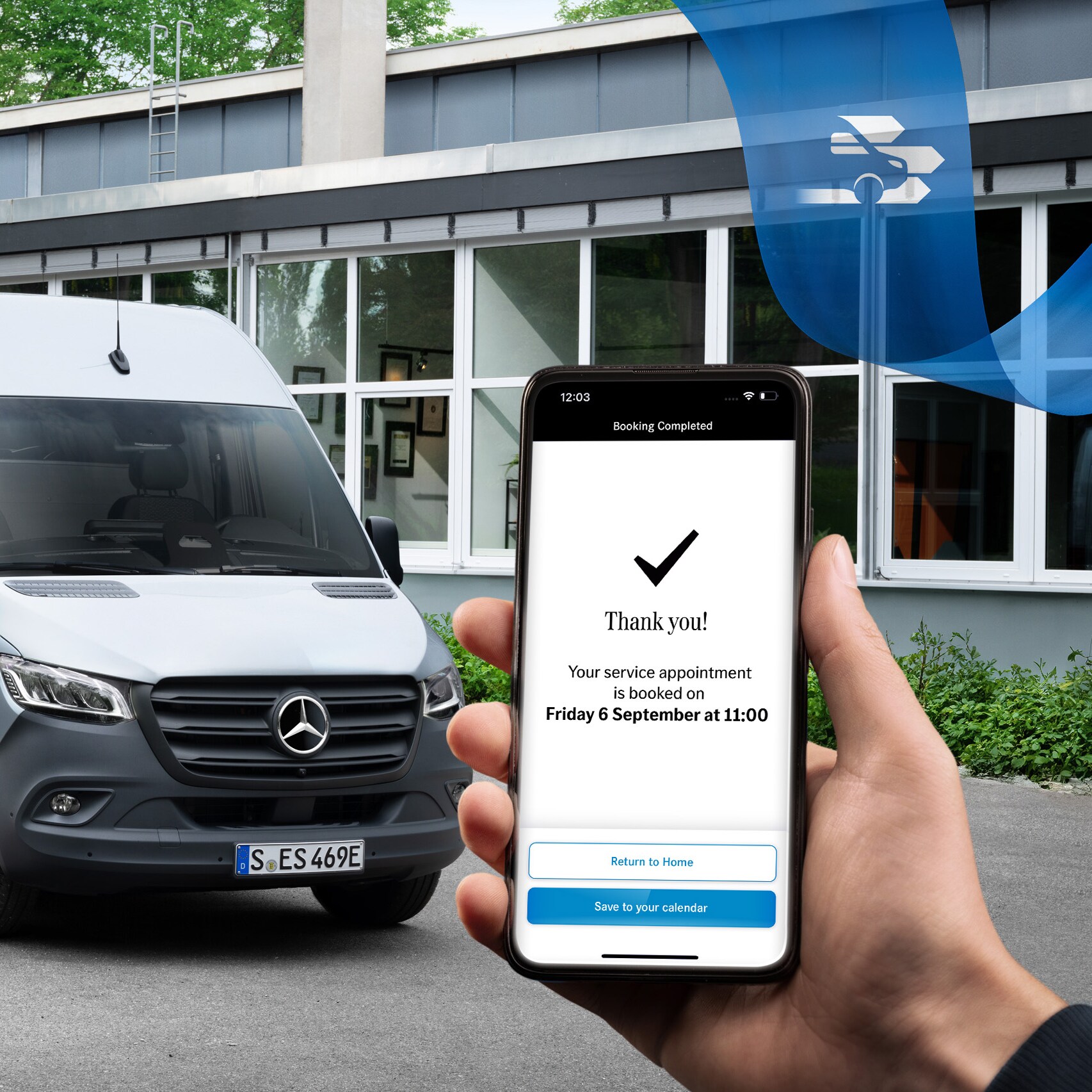Ein grauer Mercedes-Benz Sprinter Transporter vor einem Bürogebäude mit einer Hand, die ein Smartphone hält im Vordergrund.