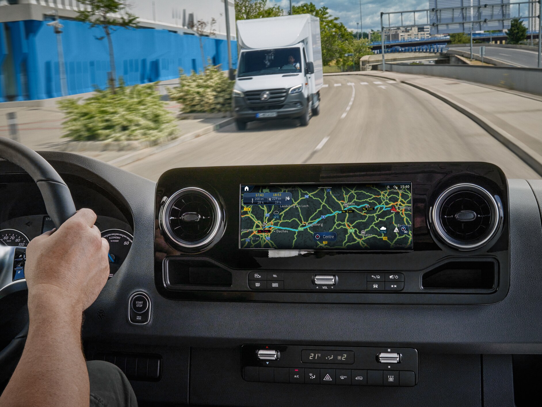 The Live Traffic Information Digital Extras from Mercedes-Benz in the MBUX multimedia system.