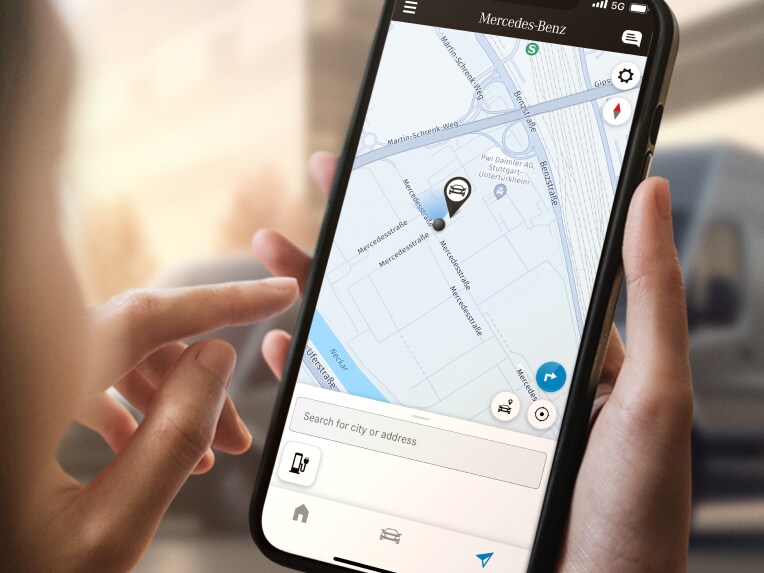Die Funktion Fahrzeugstandort von Mercedes-Benz auf einem Smartphone.