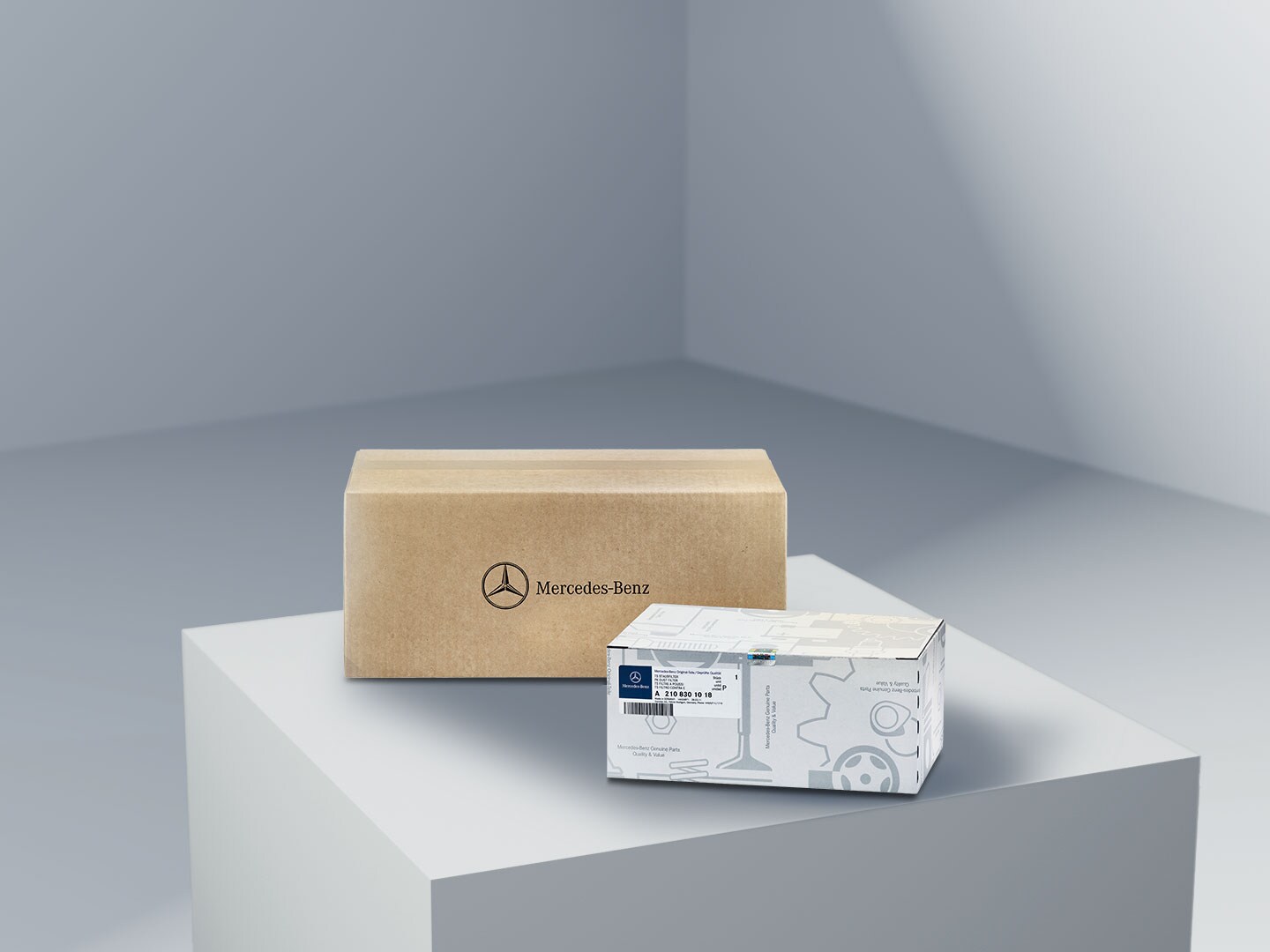 Zwei Verpackungen mit dem Mercedes-Benz Logo, die Mercedes-Benz Original-Teile symbolisieren, auf einer hellen Plattform.