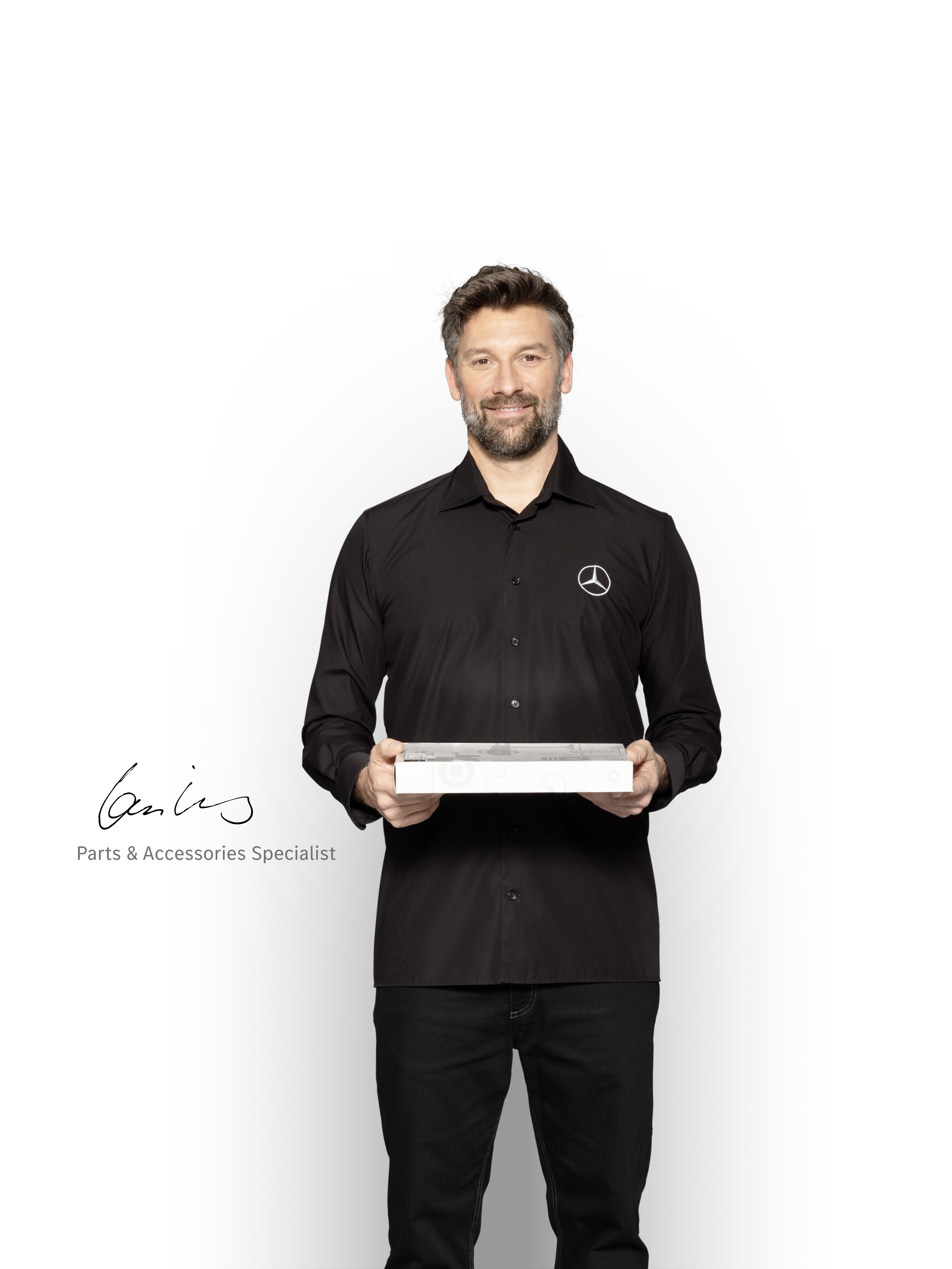 Teilespezialist mit Tablet, der über die Mercedes-Benz Qualitätsstandards informiert