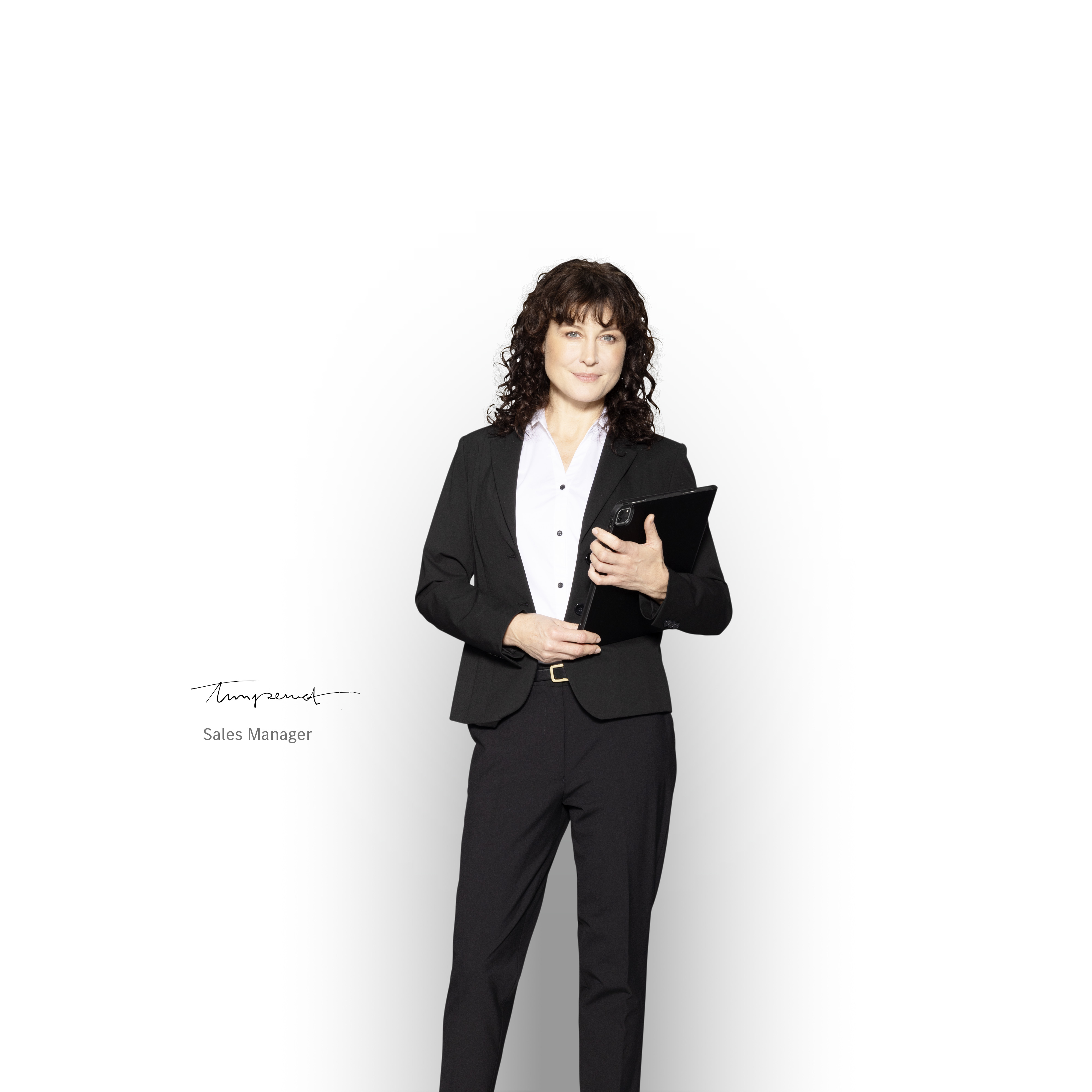 Mercedes-Benz | Transporter Qualitätsgarantie Mercedes-Benz Verkaufsleiter mit Tablet in der Hand, um über die Neufahrzeuggarantie zu informieren.