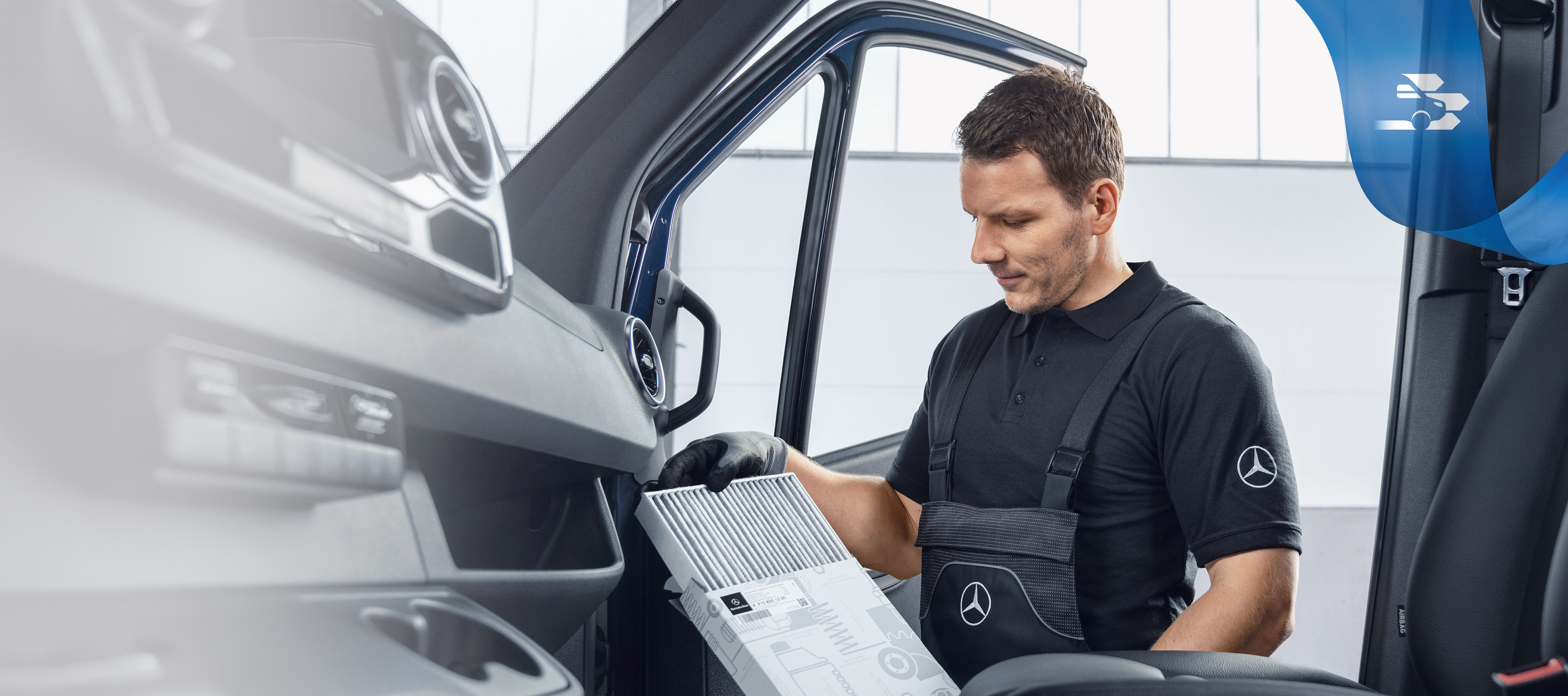 Mercedes-Benz | Transporter Qualität Original-Teile Mechaniker prüft Mercedes-Benz Original-Teile im Transporter.