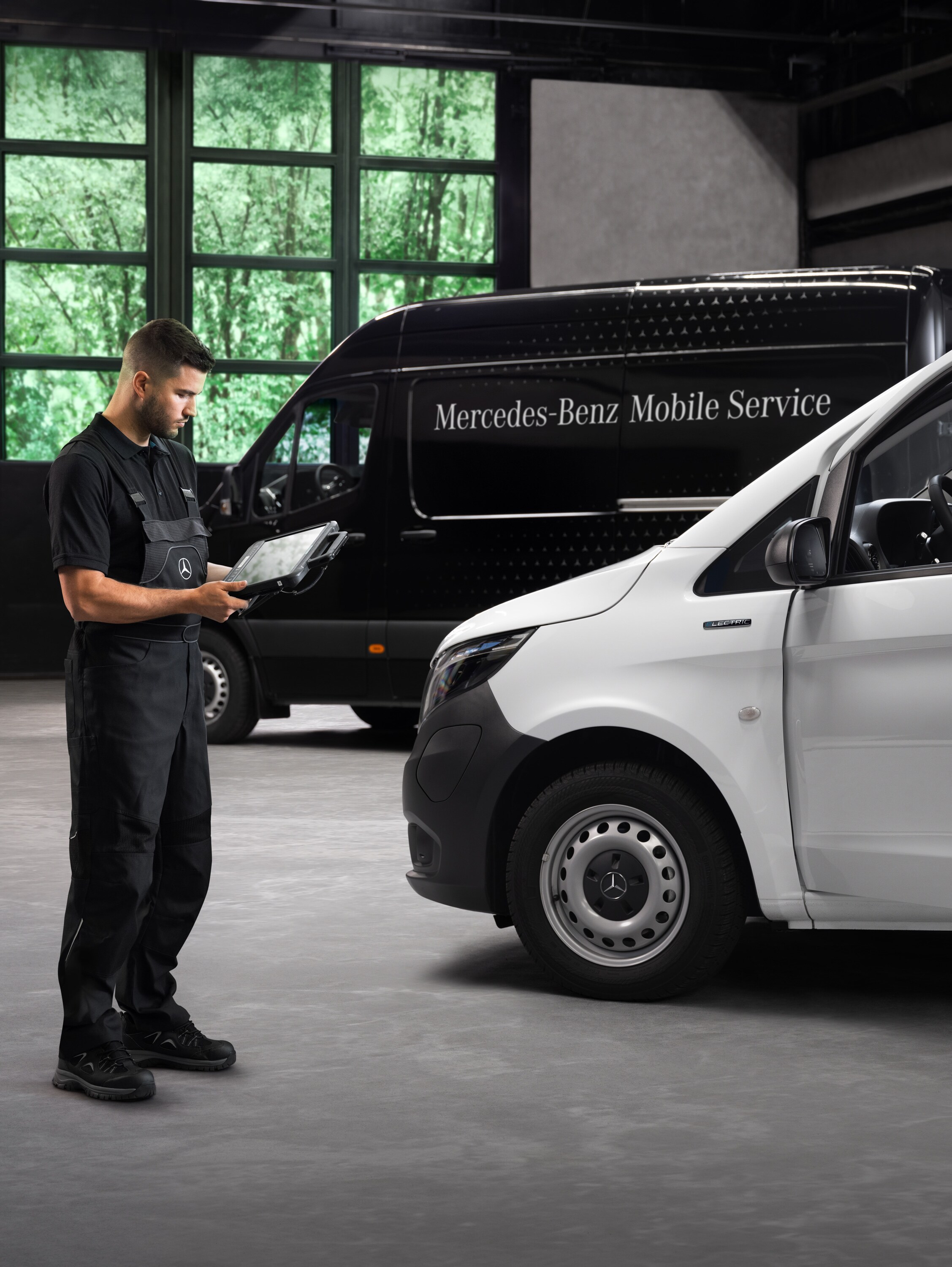 Ein Techniker überprüft einen weißen Mercedes-Benz Vito in der Werkstatt.